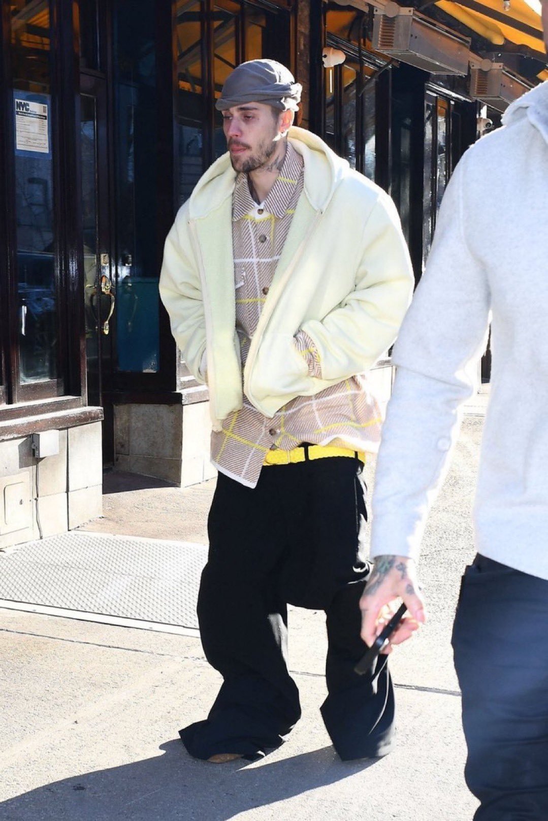 Dù đã làm bố, Justin Bieber vẫn mặc quần tụt, áo choàng tắm ra đường - 7