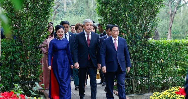 Les Premiers ministres du Vietnam et du Kirghizistan visitent la maison sur pilotis de l'Oncle Ho