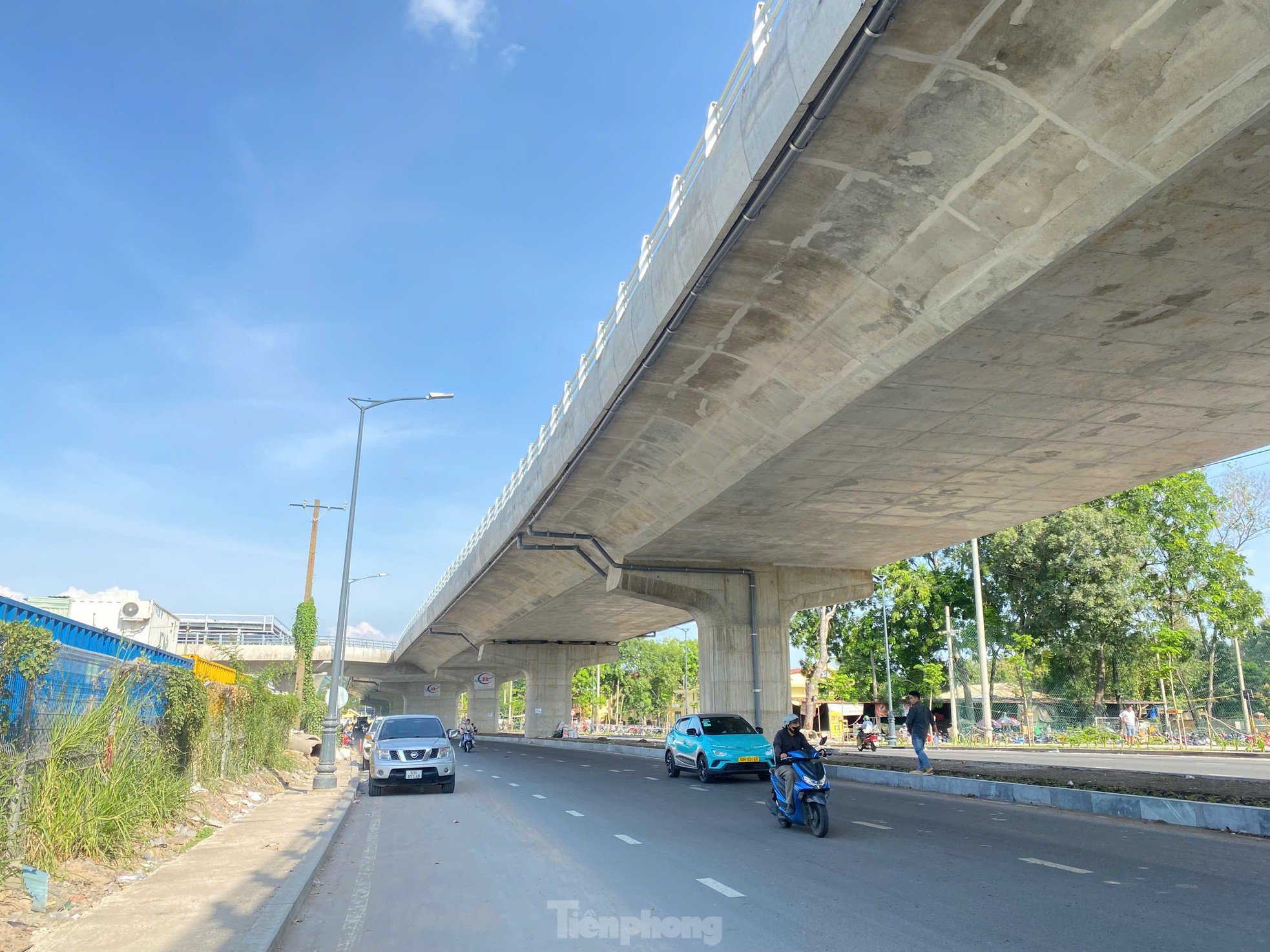 รูปลักษณ์ของสะพานลอยเชื่อมอาคารผู้โดยสาร T3 ของสนามบินเตินเซินเญิ้ต กำลังจะเปิดทำการให้สัญจร ภาพที่ 7