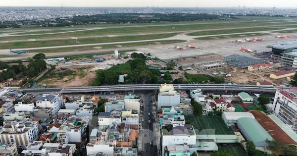 Aussehen der Überführung, die das Terminal T3 des Flughafens Tan Son Nhat verbindet und bald für den Verkehr freigegeben wird