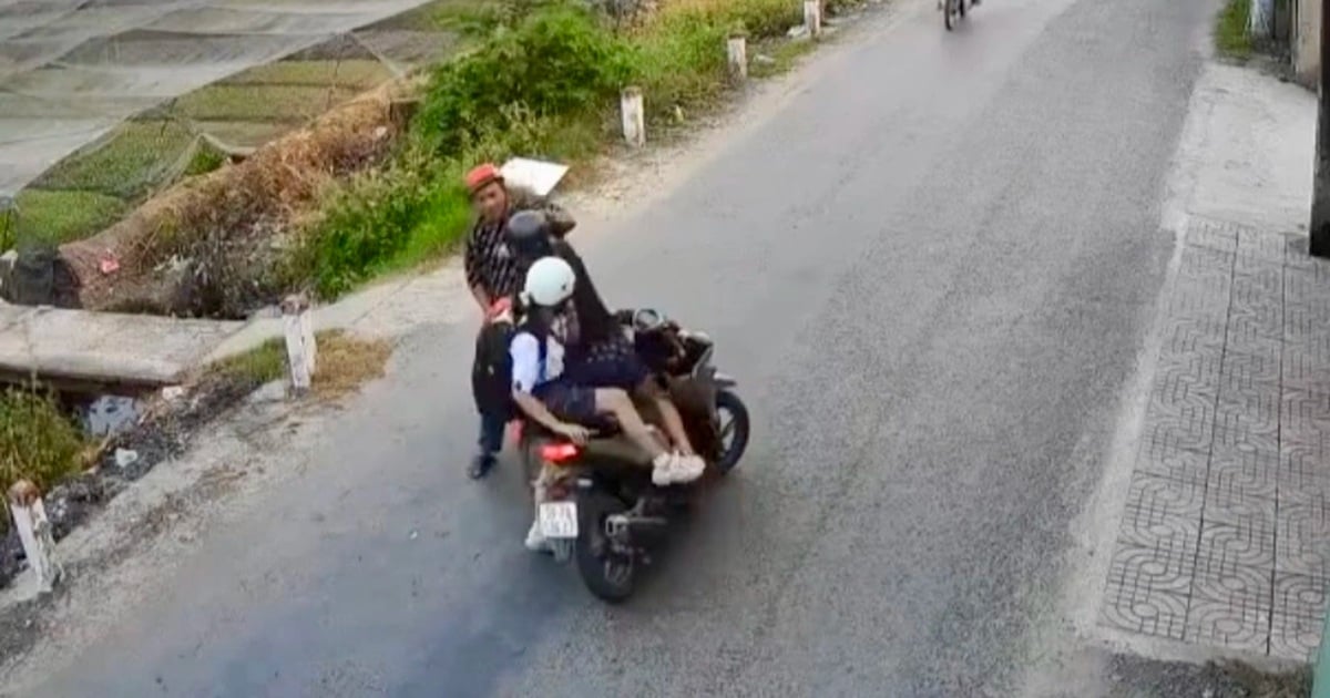 Un motociclista es atacado por un desconocido en la calle en Ciudad Ho Chi Minh