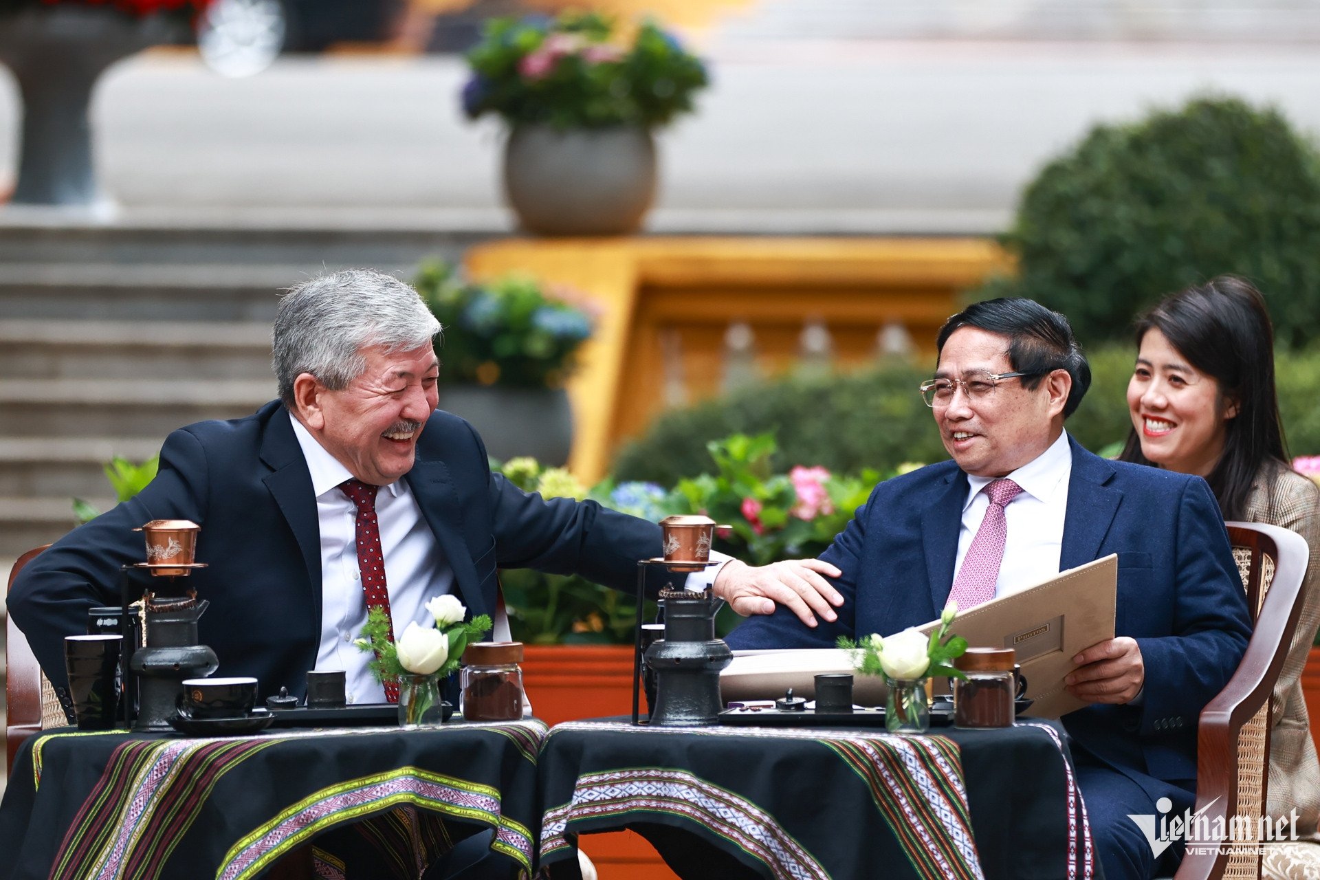 The Prime Ministers of Vietnam and Kyrgyzstan visited Uncle Ho's Stilt House and Fish Pond and drank coffee.