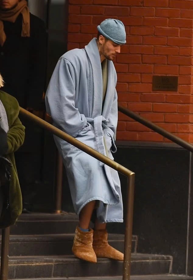 Dù đã làm bố, Justin Bieber vẫn mặc quần tụt, áo choàng tắm ra đường - 4