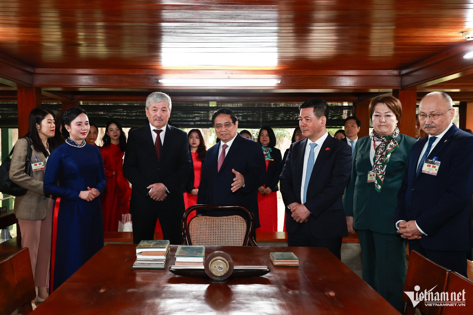 The Prime Ministers of Vietnam and Kyrgyzstan visited Uncle Ho's Stilt House and Fish Pond and drank coffee.