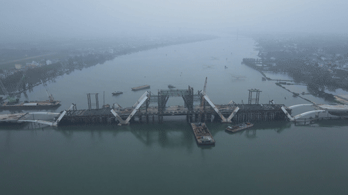 The shape of the 1,300 billion VND steel arch bridge across Nhat Le River