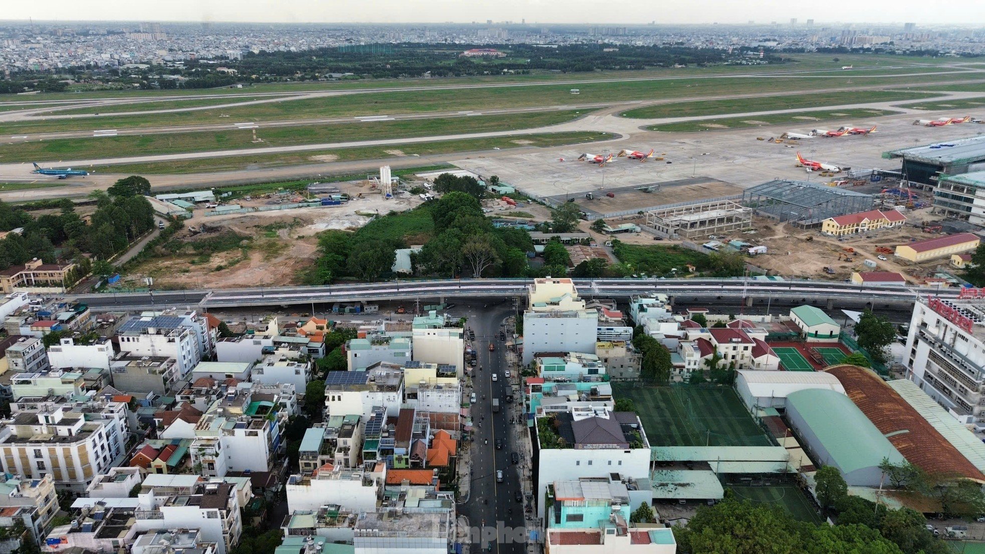 รูปลักษณ์ของสะพานลอยเชื่อมอาคารผู้โดยสาร T3 ของสนามบินเตินเซินเญิ้ต กำลังจะเปิดทำการให้สัญจร ภาพที่ 2