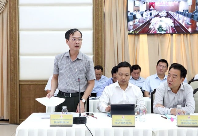 El viceprimer ministro Tran Hong Ha inspecciona el proyecto de autopista en el delta del Mekong. Foto 2