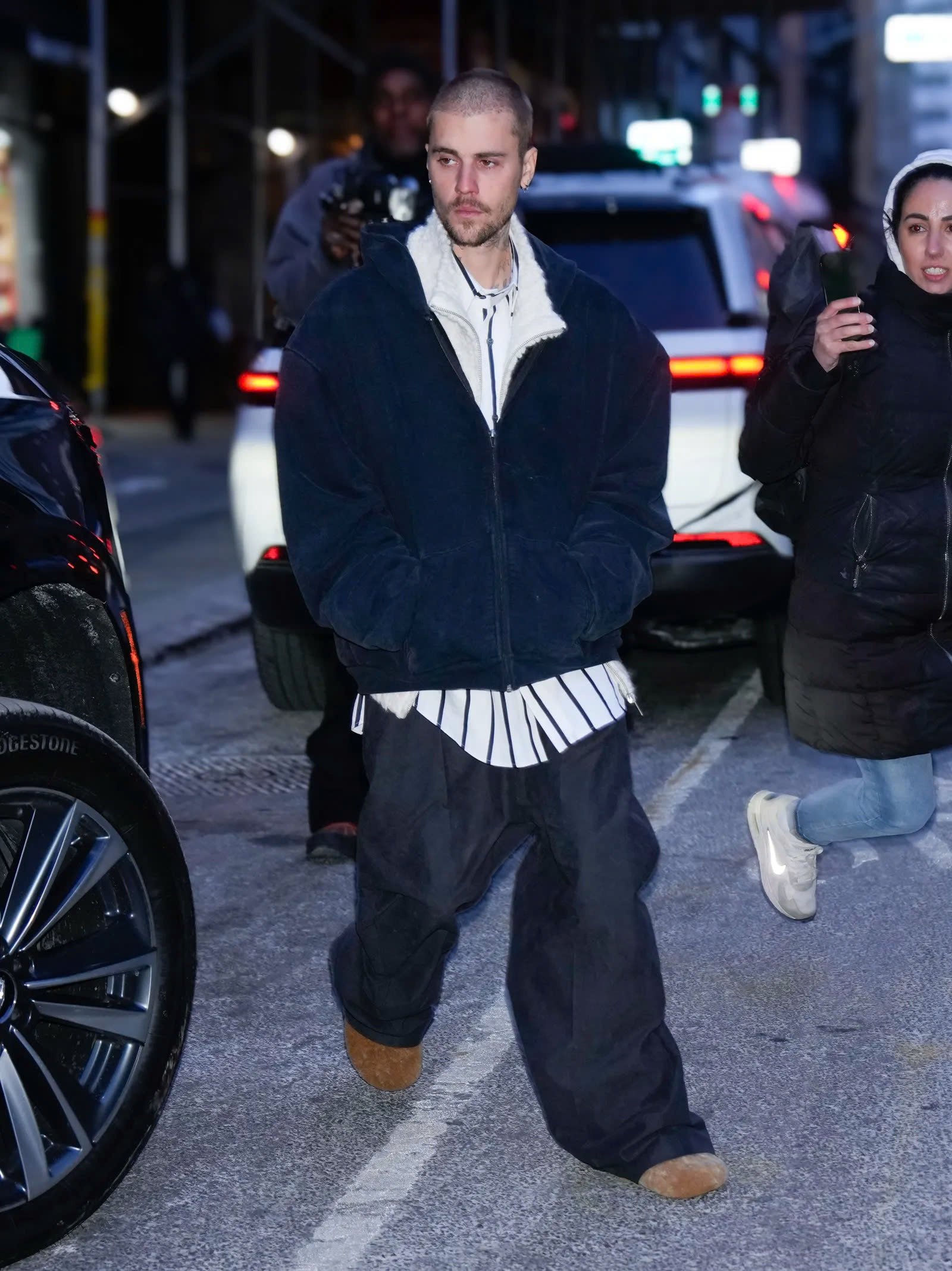 Dù đã làm bố, Justin Bieber vẫn mặc quần tụt, áo choàng tắm ra đường - 8