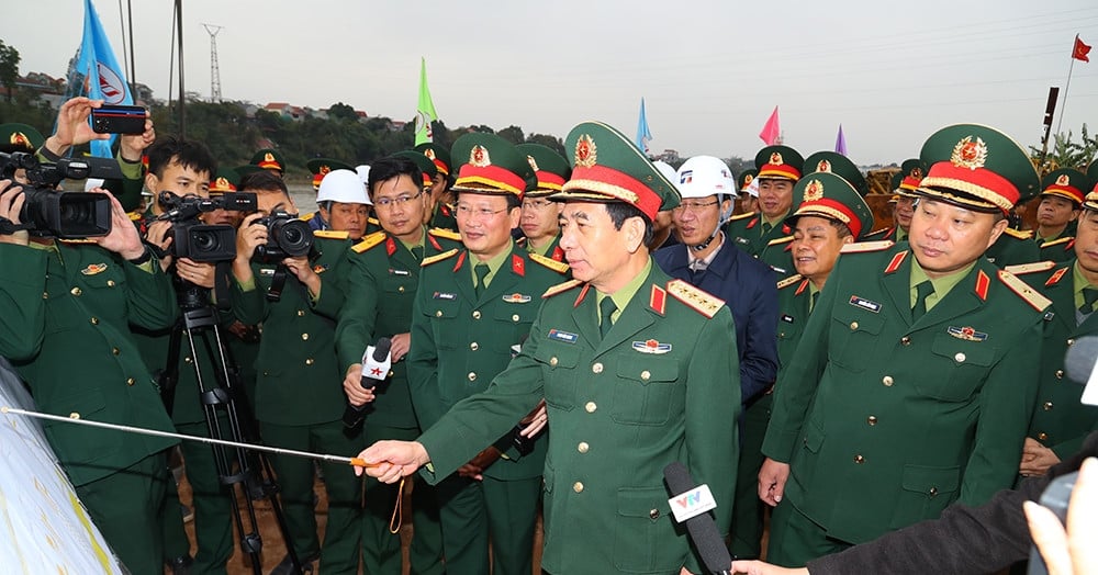 Defense Minister requests to speed up the construction of Phong Chau bridge