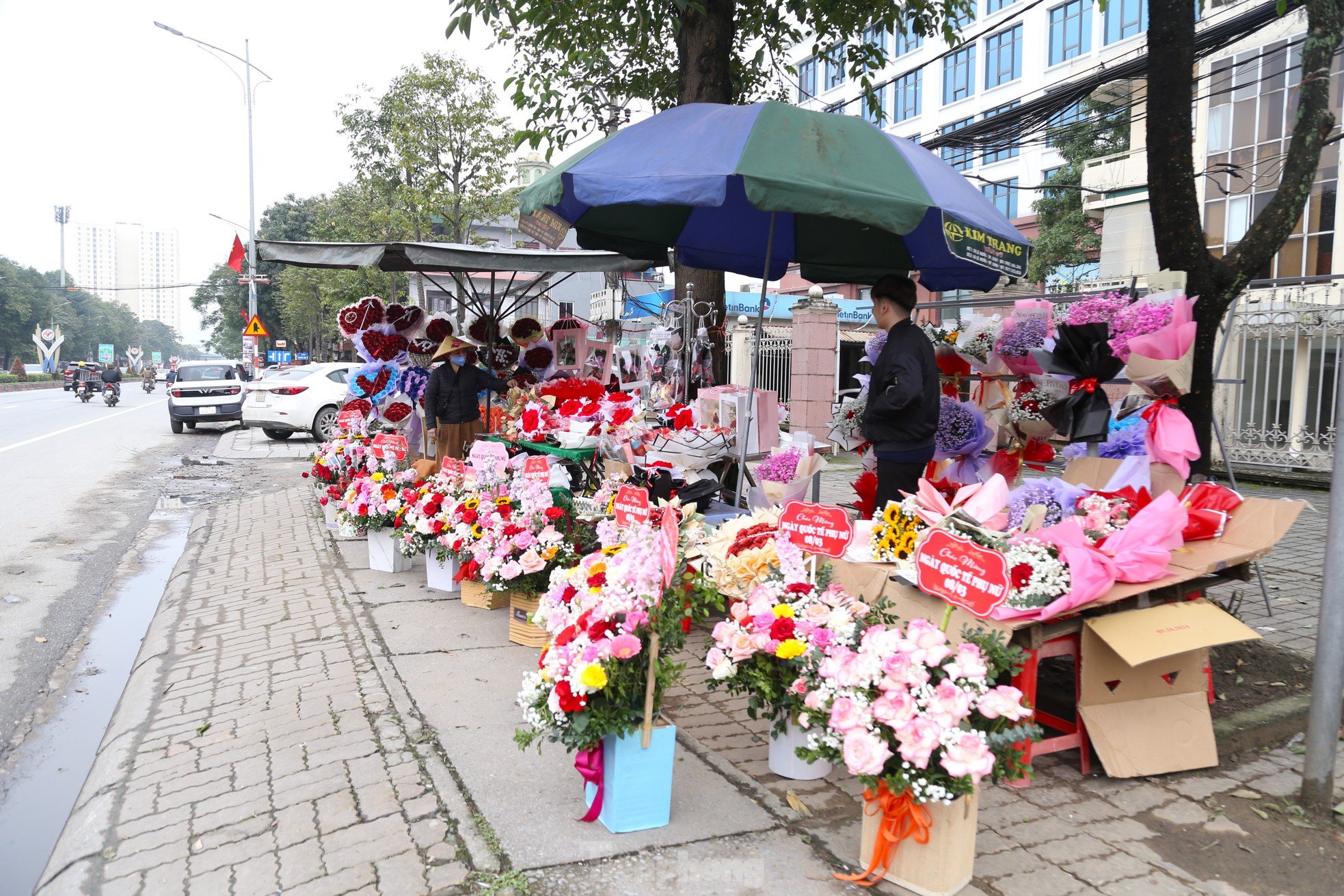 ดอกไม้ของขวัญรอต้อนรับแขกในวันงาน “ครึ่งโลก” ภาพที่ 16