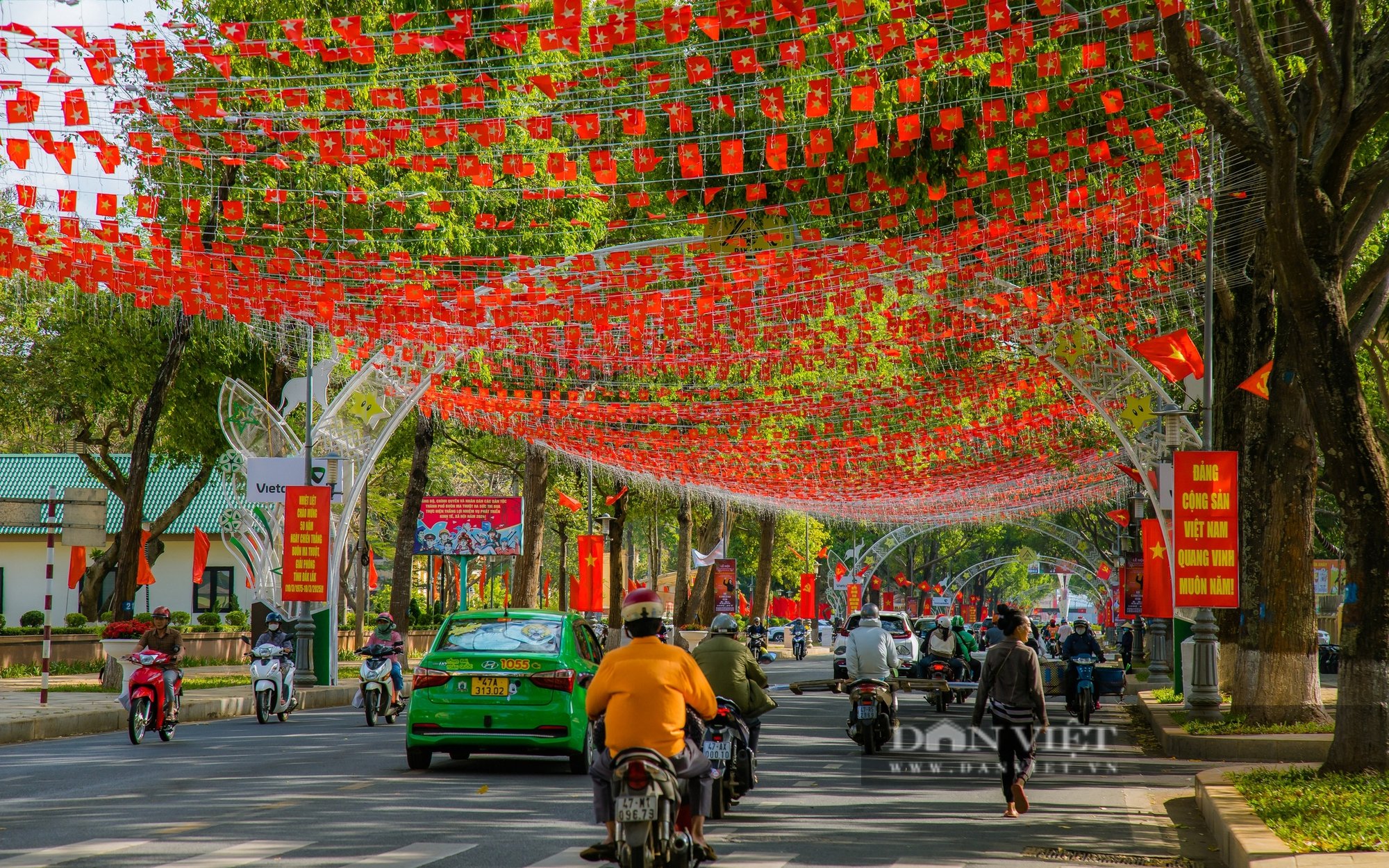 Buôn Ma Thuột rực rỡ cờ hoa, náo nức chờ đón Lễ hội Cà phê - Ảnh 11.