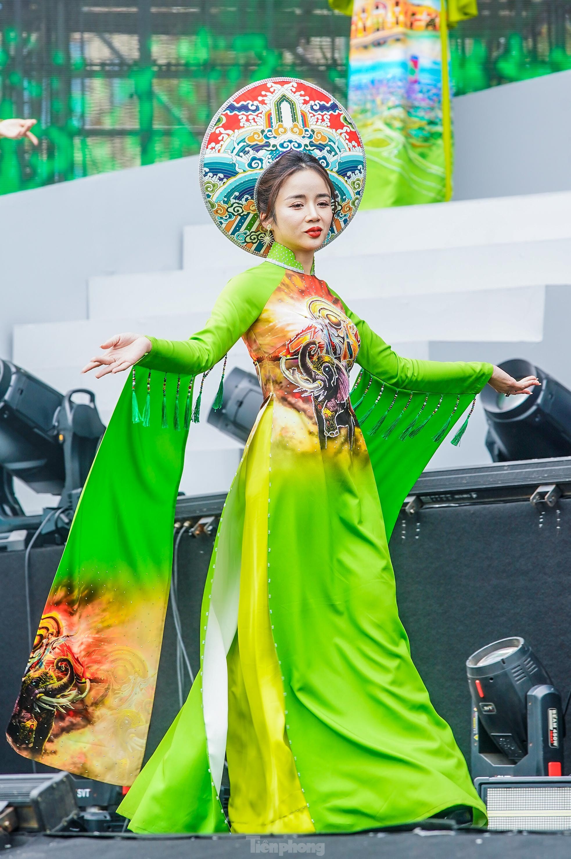 Admira las elegantes 'rosas de acero' en la foto 18 de Ao Dai