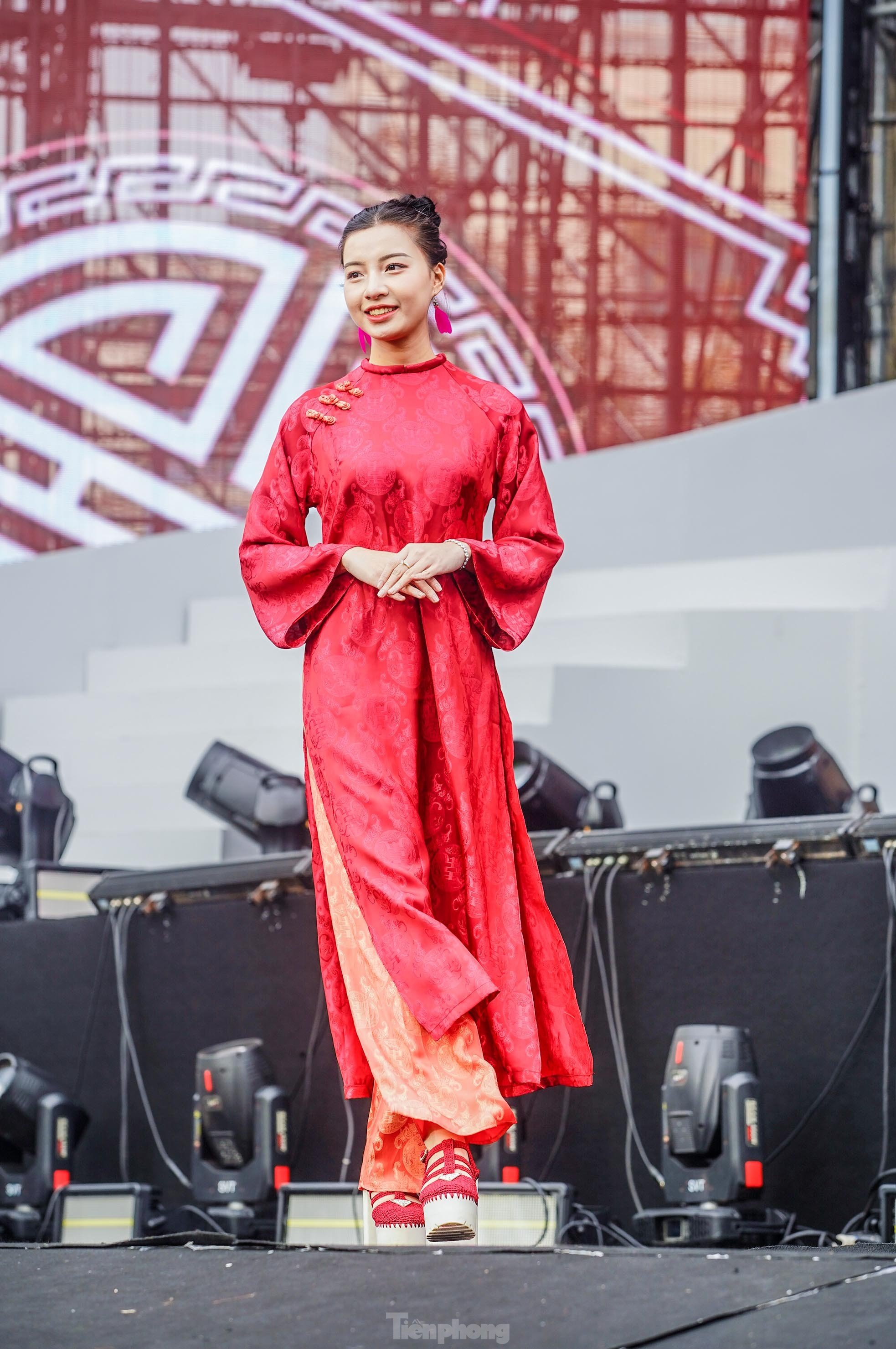 Admira las elegantes 'rosas de acero' en la foto 21 de Ao Dai