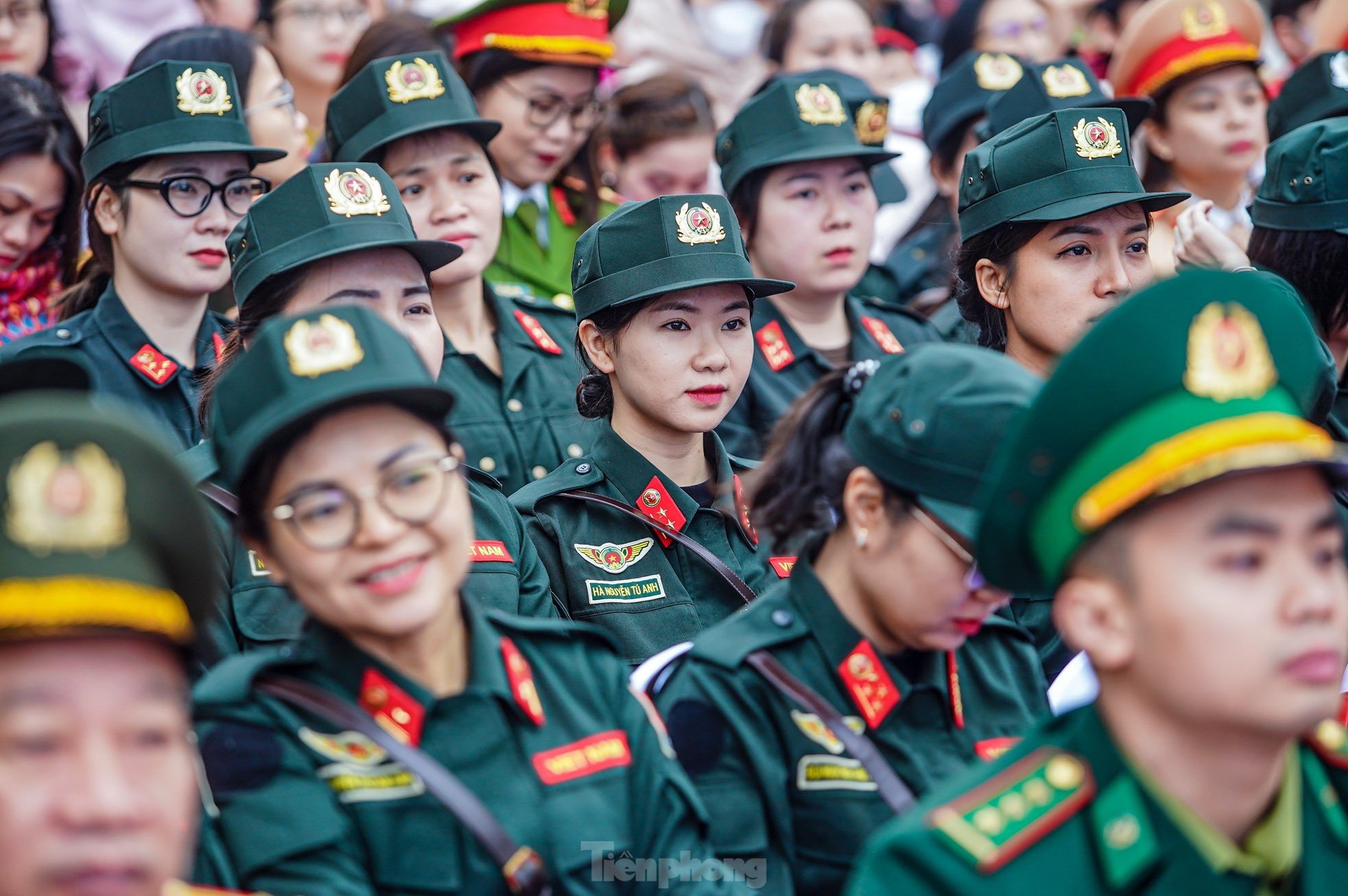 Admira las elegantes 'rosas de acero' en la foto 2 de Ao Dai