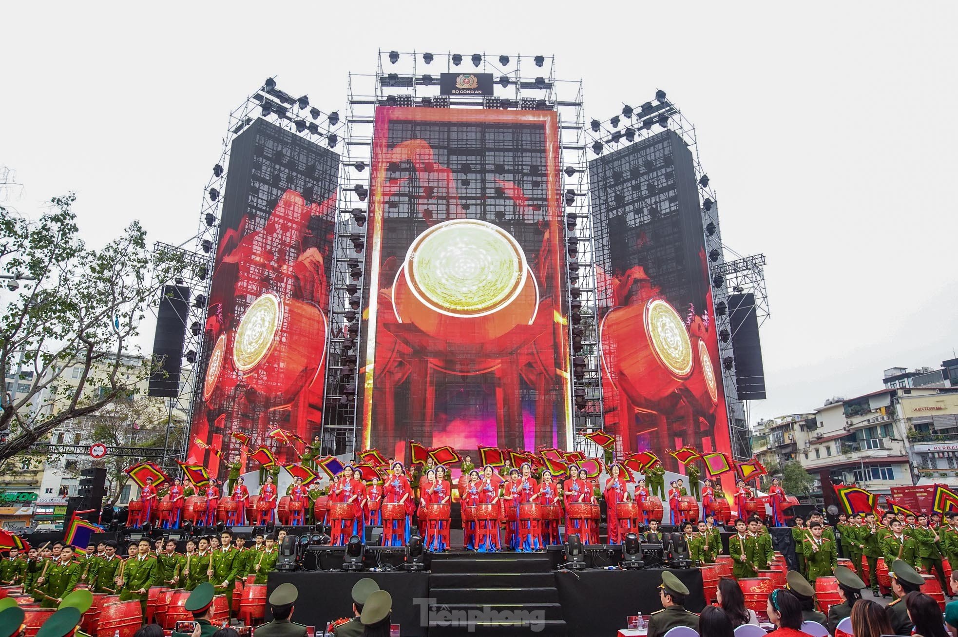 Admira las elegantes 'rosas de acero' en la foto 1 de Ao Dai