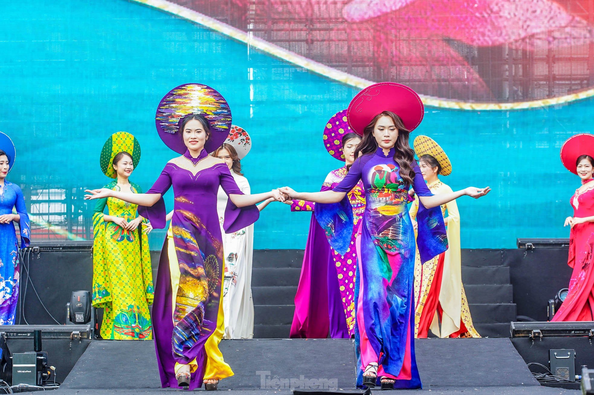 Admira las elegantes 'rosas de acero' en la foto 14 de Ao Dai