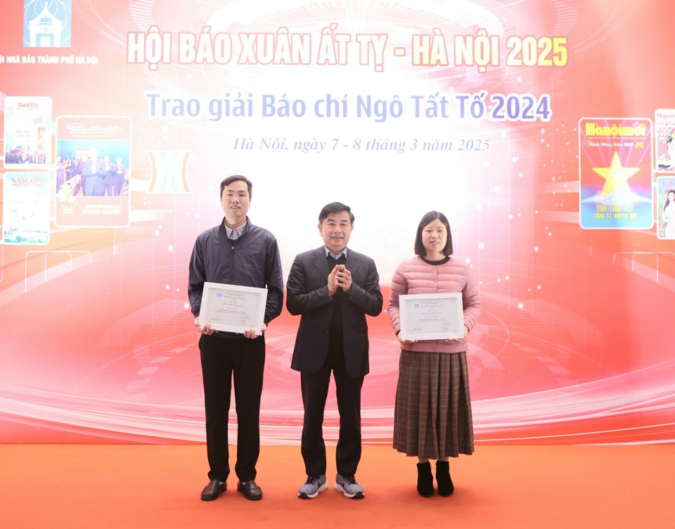 Ban tổ chức trao giải B "Bìa báo đẹp" cho các cơ quan báo chí. Ảnh: Thanh Hải.