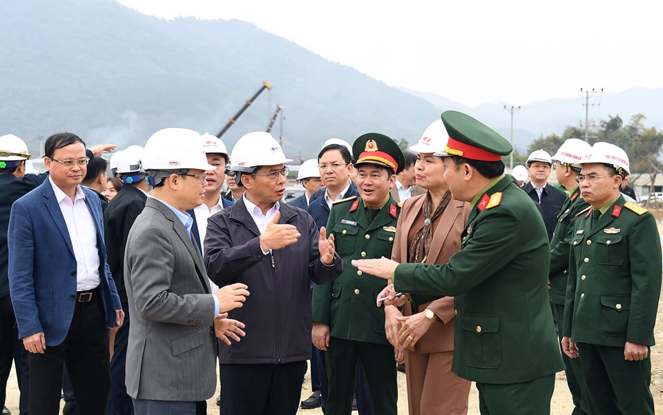 Phó Thủ tướng Bùi Thanh Sơn trao đổi với các đơn vị thi công Dự án - Ảnh: VGP/Hải Minh  