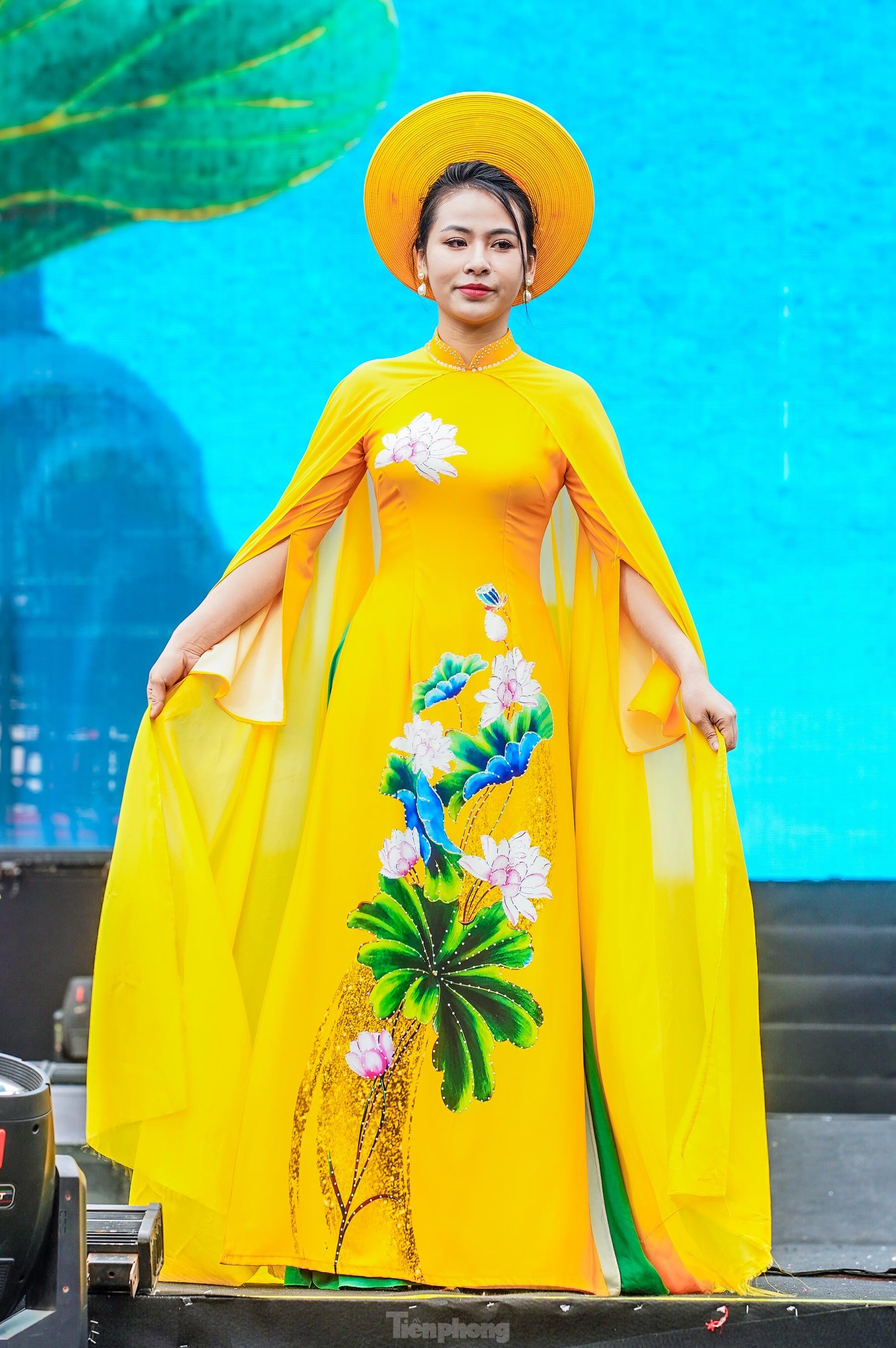 Admira las elegantes 'rosas de acero' en la foto 12 de Ao Dai