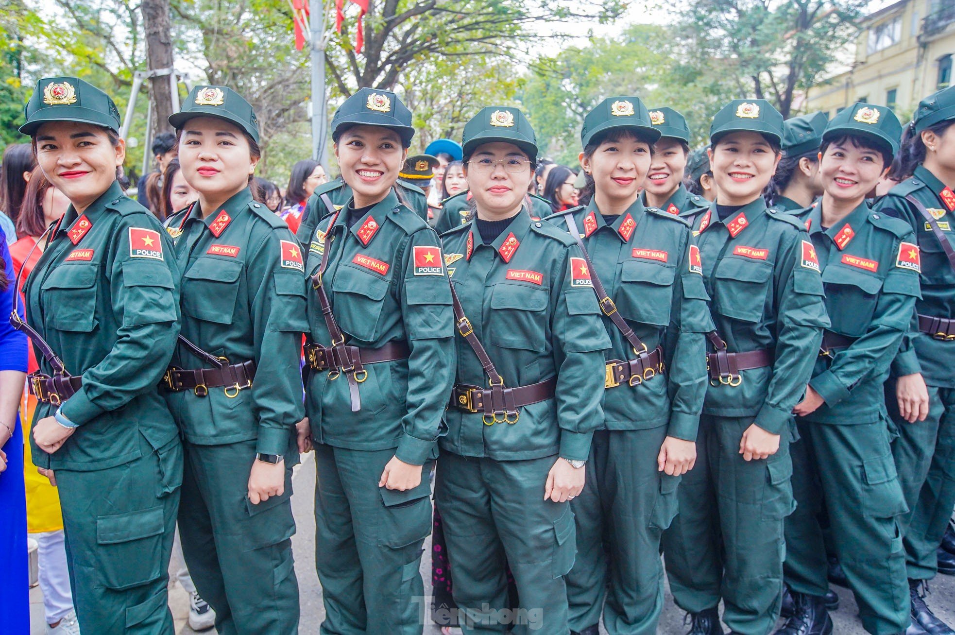 Admira las elegantes 'rosas de acero' en la foto 30 de Ao Dai