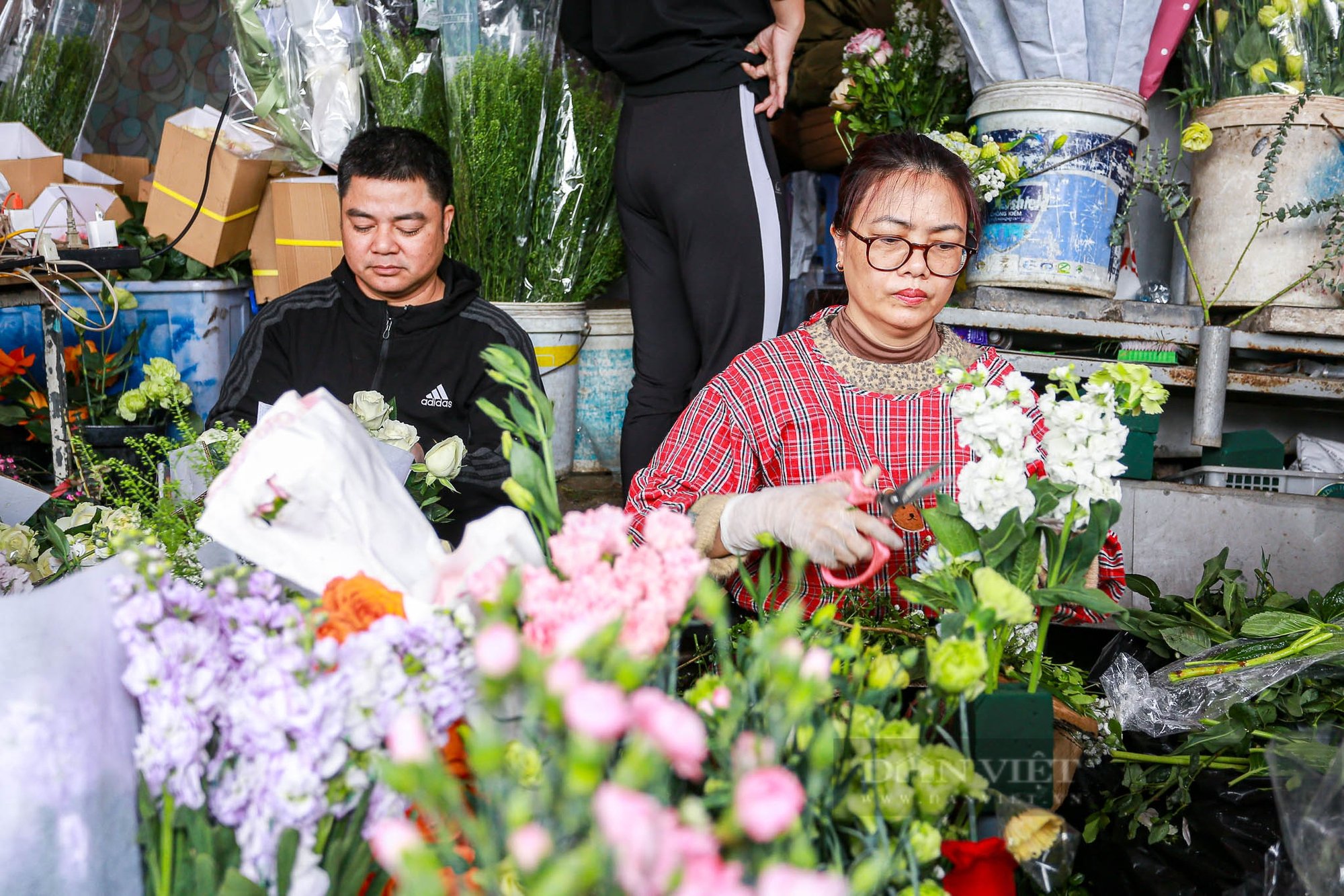 Nam thanh nữ tú xếp hàng chờ cả tiếng đồng hồ để mua hoa tặng mẹ, bạn gái nhân ngày 8/3 - Ảnh 8.