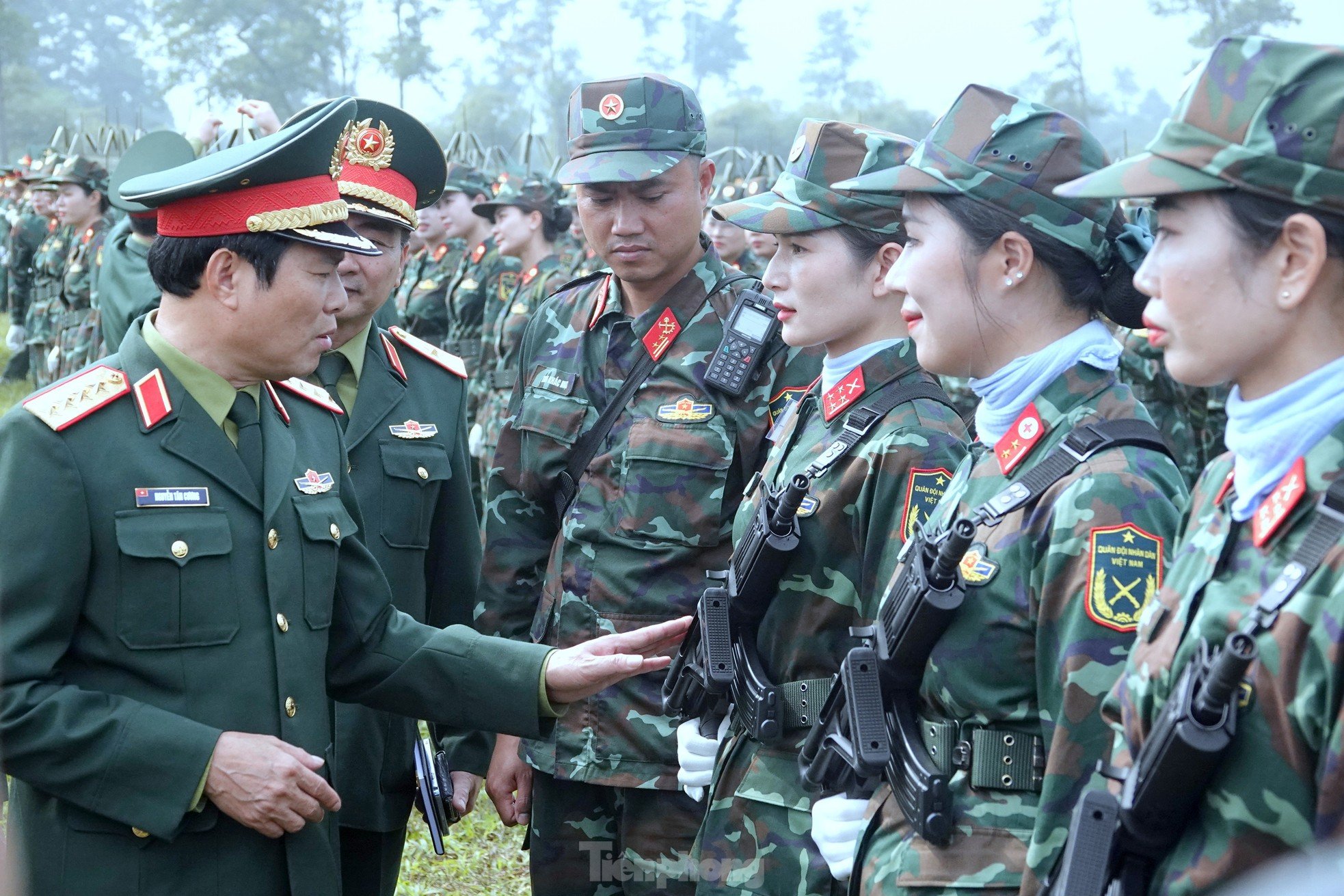 El uniforme rosa del soldado vence al sol y la lluvia en la foto 12 de TB4