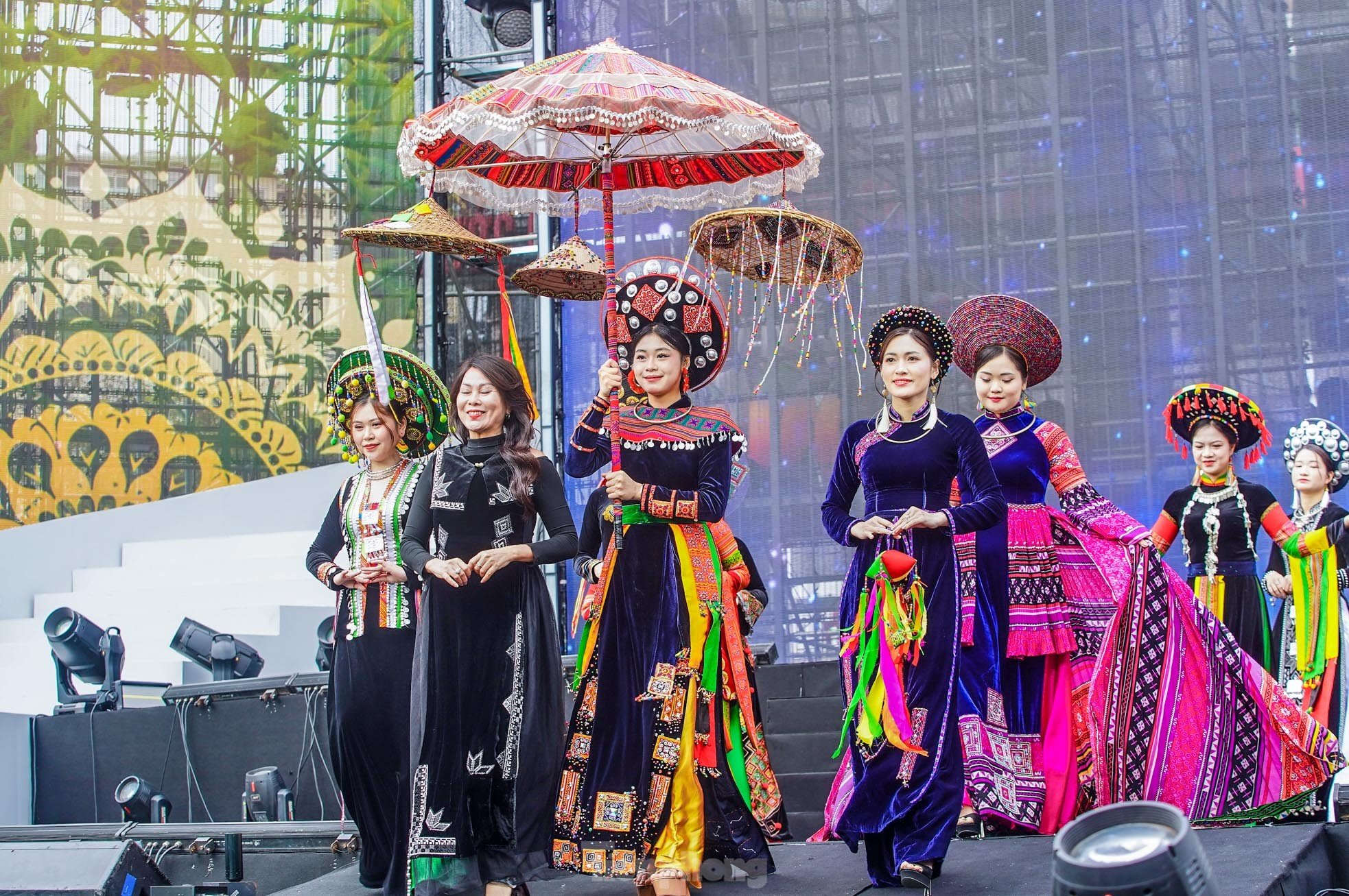 Admira las elegantes 'rosas de acero' en la foto 17 de Ao Dai