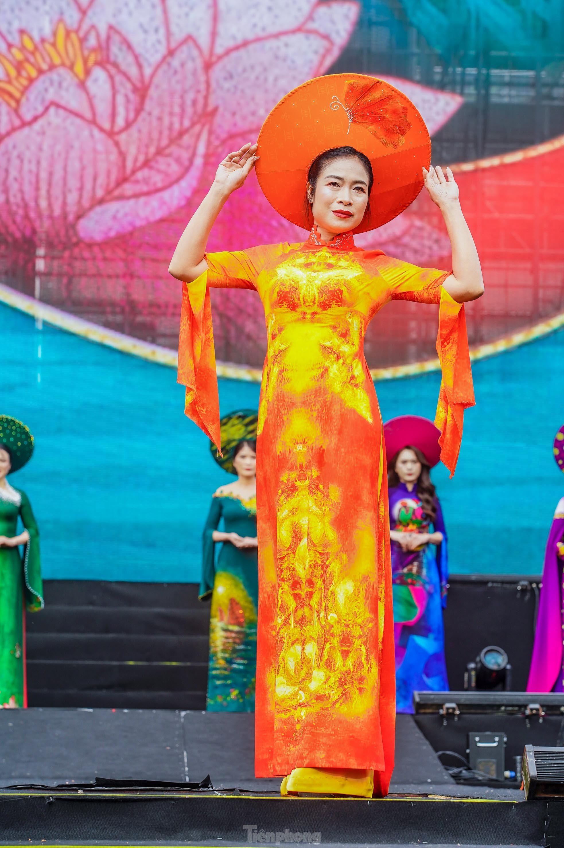 Admira las elegantes 'rosas de acero' en la foto 16 de Ao Dai