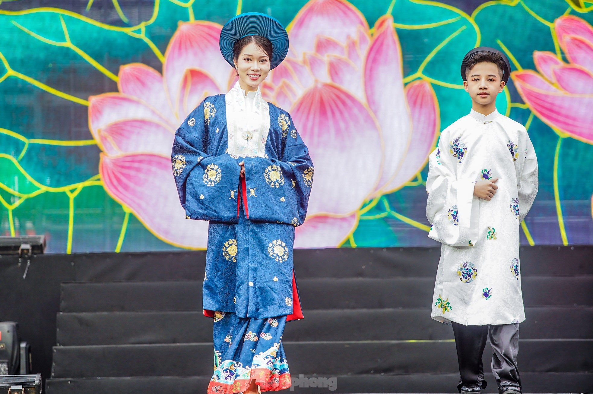 Admira las elegantes 'rosas de acero' en la foto 5 de Ao Dai