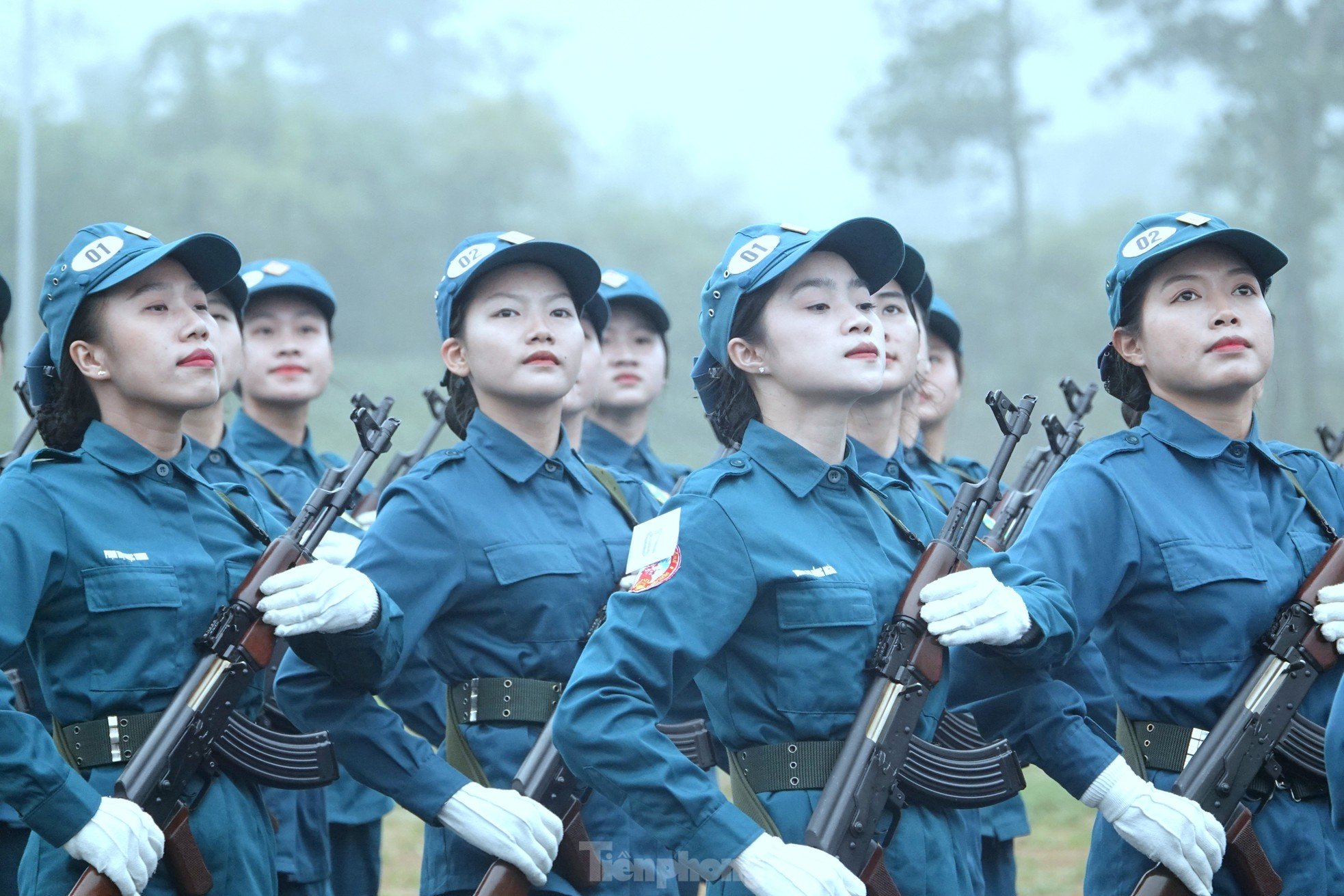 El uniforme rosa del soldado vence al sol y la lluvia en la foto 9 de TB4