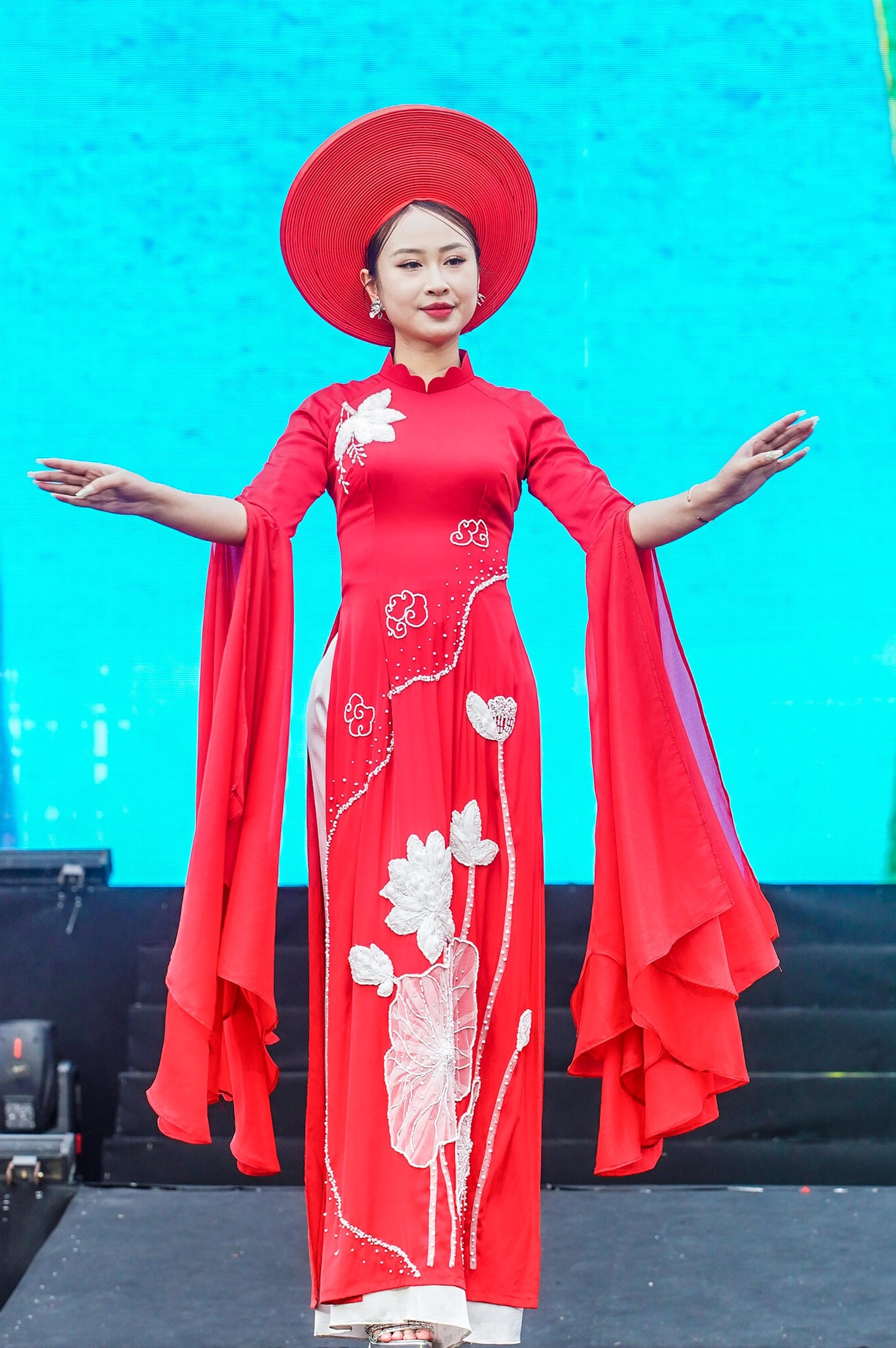 Admira las elegantes 'rosas de acero' en la foto 9 de Ao Dai