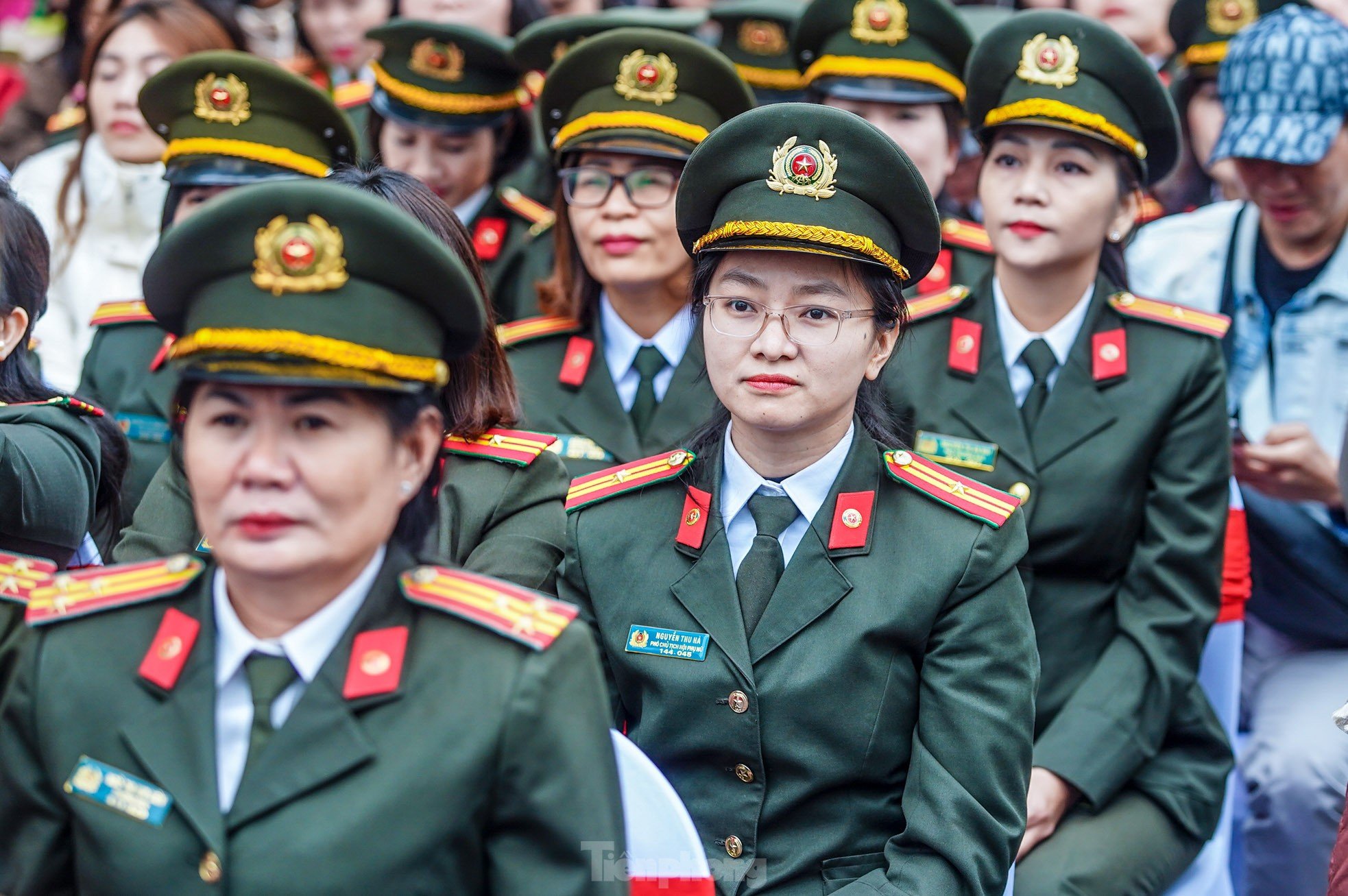 Admira las elegantes 'rosas de acero' en la foto 3 de Ao Dai