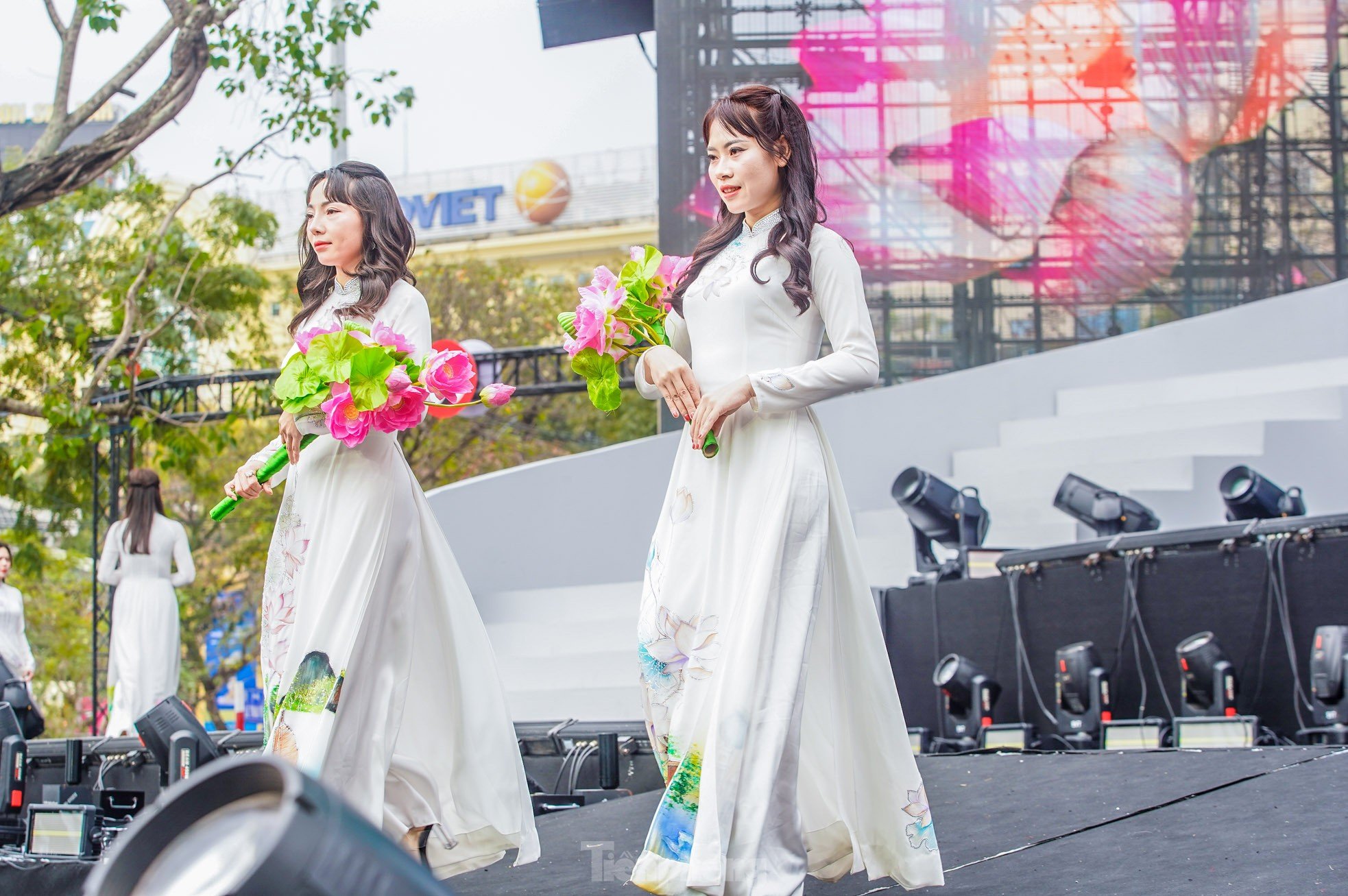 Admira las elegantes 'rosas de acero' en la foto 20 de Ao Dai