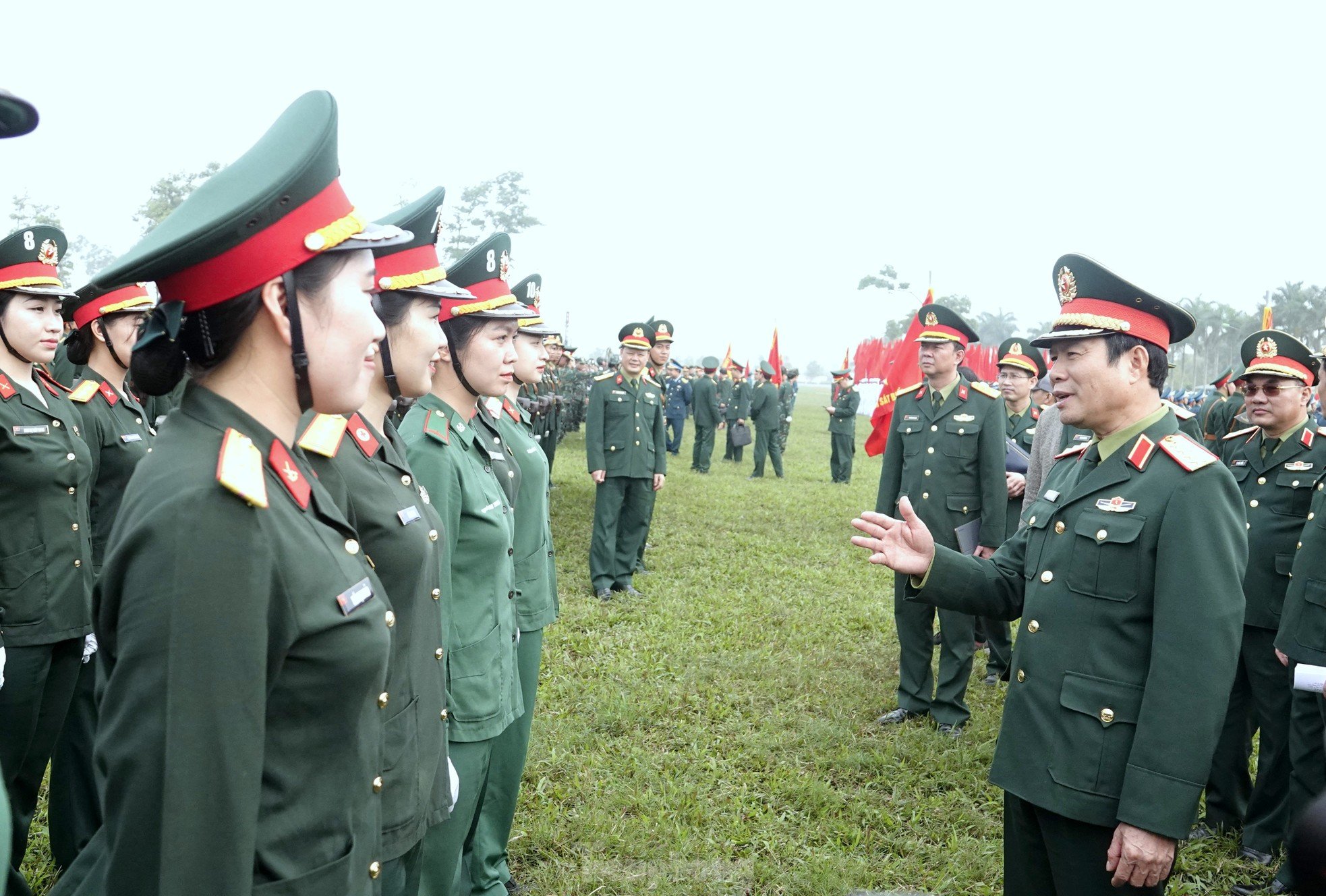 El uniforme rosa del soldado vence al sol y la lluvia en la foto 13 de TB4