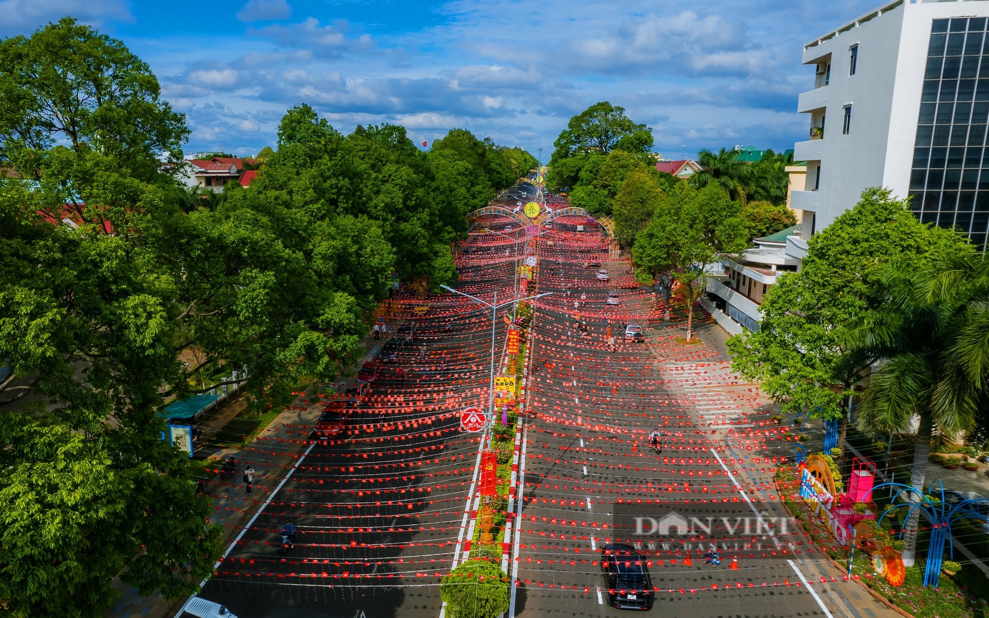 Buôn Ma Thuột rực rỡ cờ hoa, náo nức chờ đón Lễ hội Cà phê - Ảnh 7.