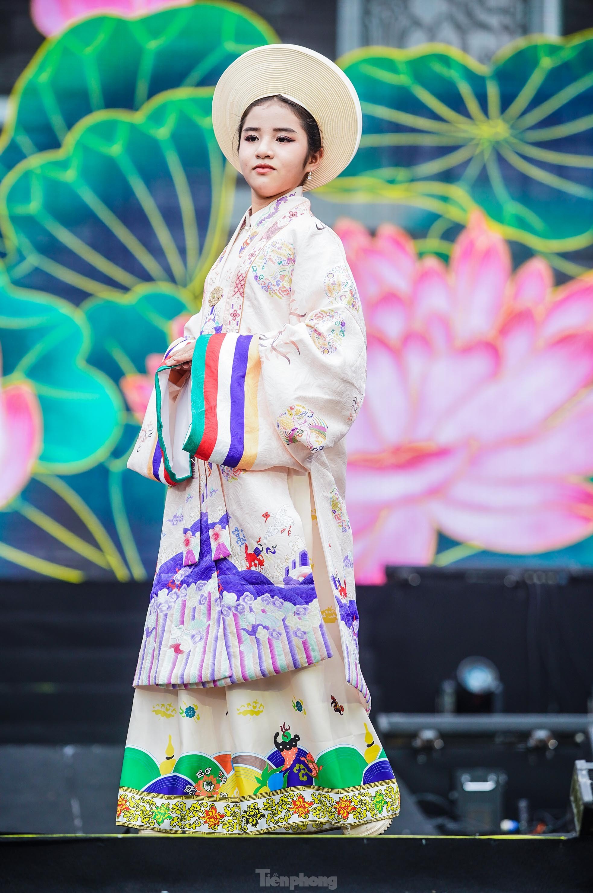 Admira las elegantes 'rosas de acero' en la foto 7 de Ao Dai