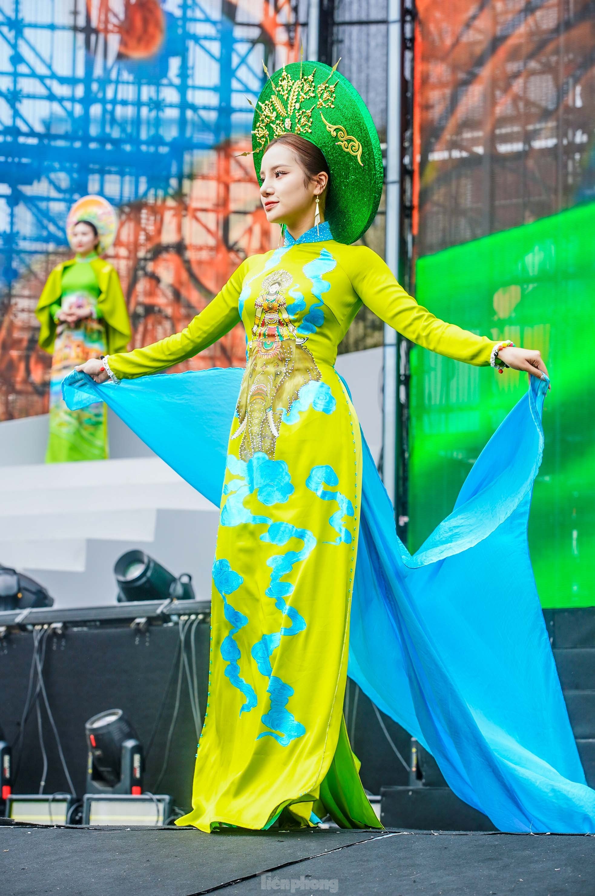 Admira las elegantes 'rosas de acero' en la foto 19 de Ao Dai