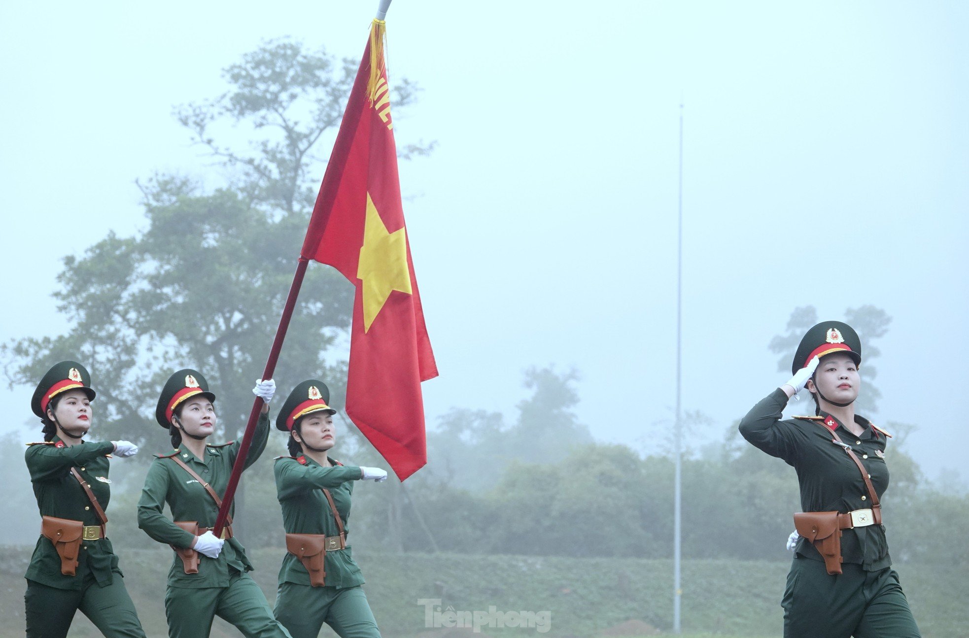 El uniforme rosa del soldado vence al sol y la lluvia en la foto 3 de TB4