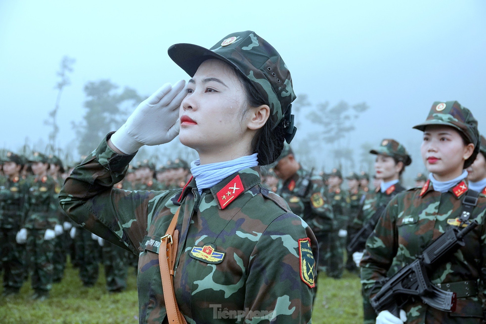 El uniforme rosa del soldado vence al sol y la lluvia en la foto 7 de TB4