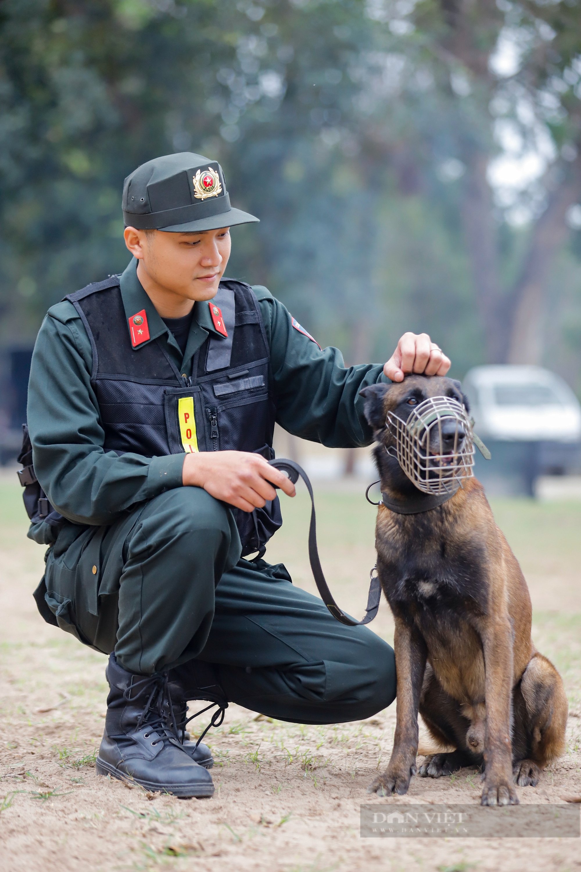 Xem Cảnh sát cơ động phô diễn tuyệt kỹ trên lưng ngựa và cảnh khuyển nhảy qua vòng lửa- Ảnh 18.