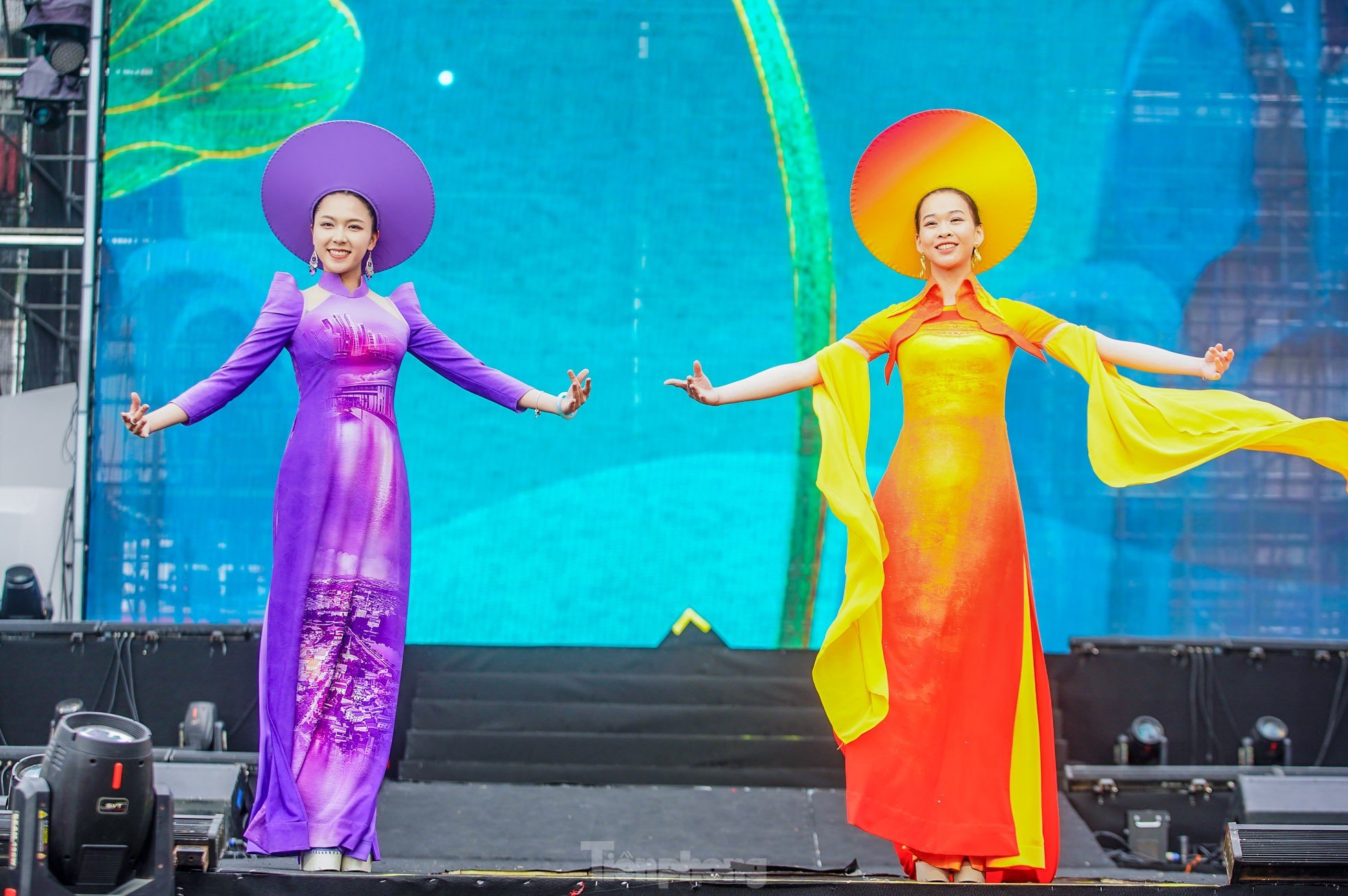 Admira las elegantes 'rosas de acero' en la foto 8 de Ao Dai