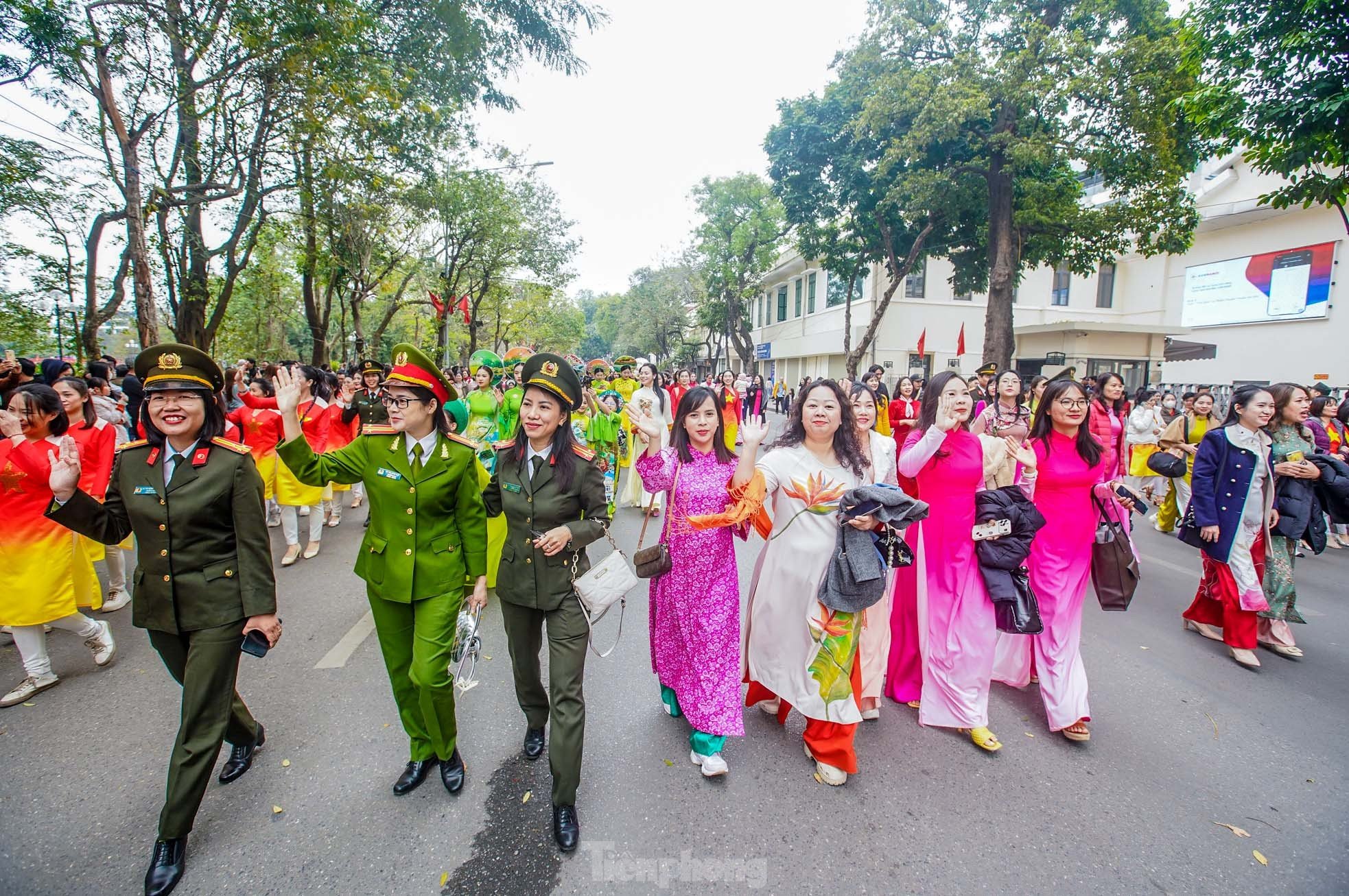 Admira las elegantes 'rosas de acero' en la foto 31 de Ao Dai