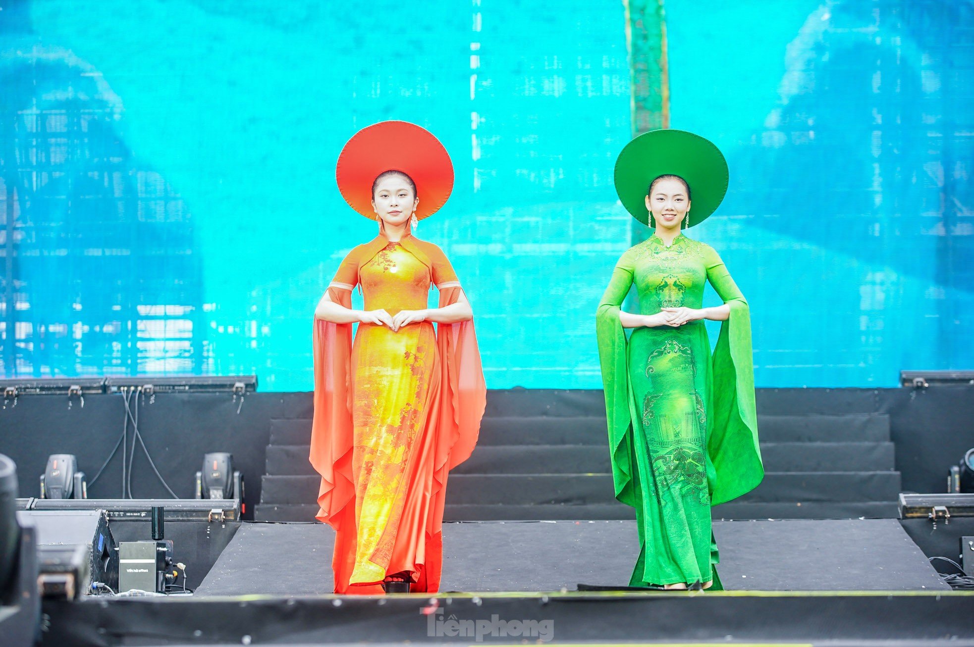 Admira las elegantes 'rosas de acero' en la foto 11 de Ao Dai