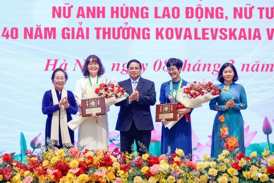 Giải thưởng Kovalevskaia năm 2024 được trao cho 2 cá nhân: PGS.TS Nguyễn Minh Tân và PGS.TS Đặng Thị Mỹ Dung - Ảnh: VGP/Nhật Bắc