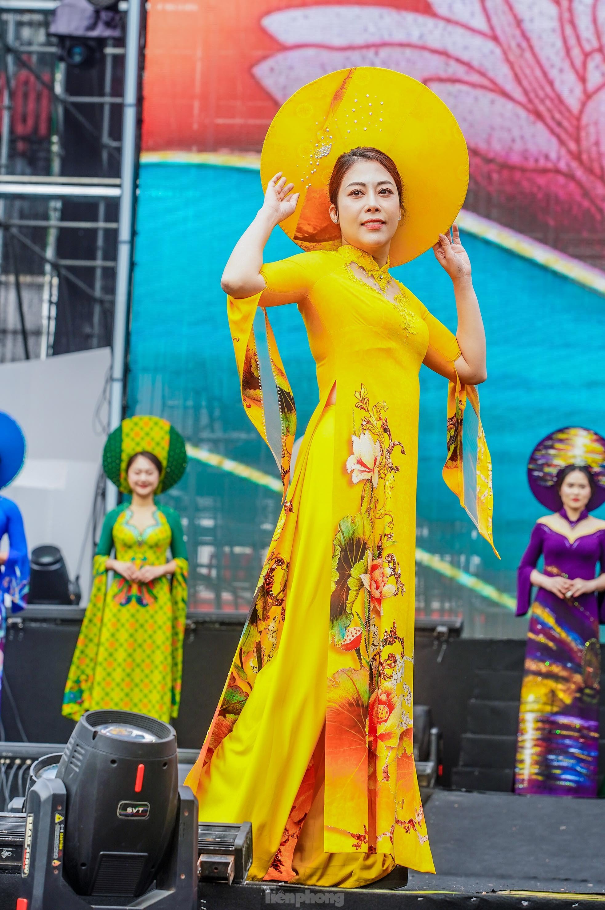 Admira las elegantes 'rosas de acero' en la foto n.° 15 de Ao Dai