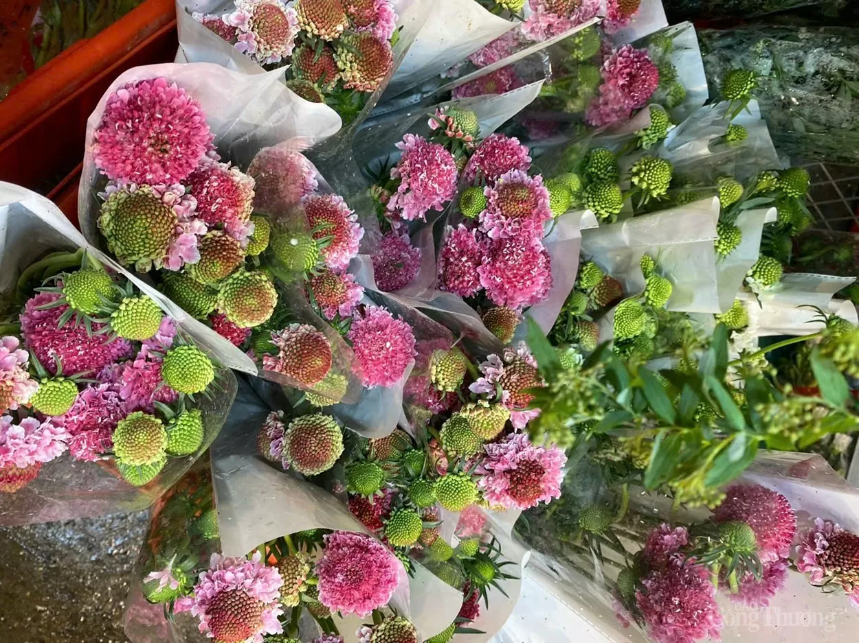 Muchos diseños florales únicos atraen a los clientes el 8 de marzo