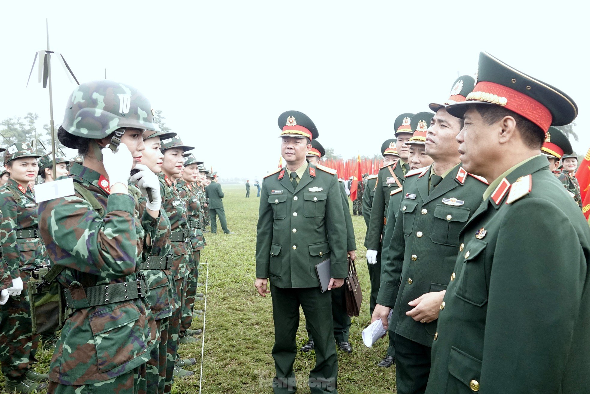 El uniforme rosa del soldado vence al sol y la lluvia en la foto 14 de TB4