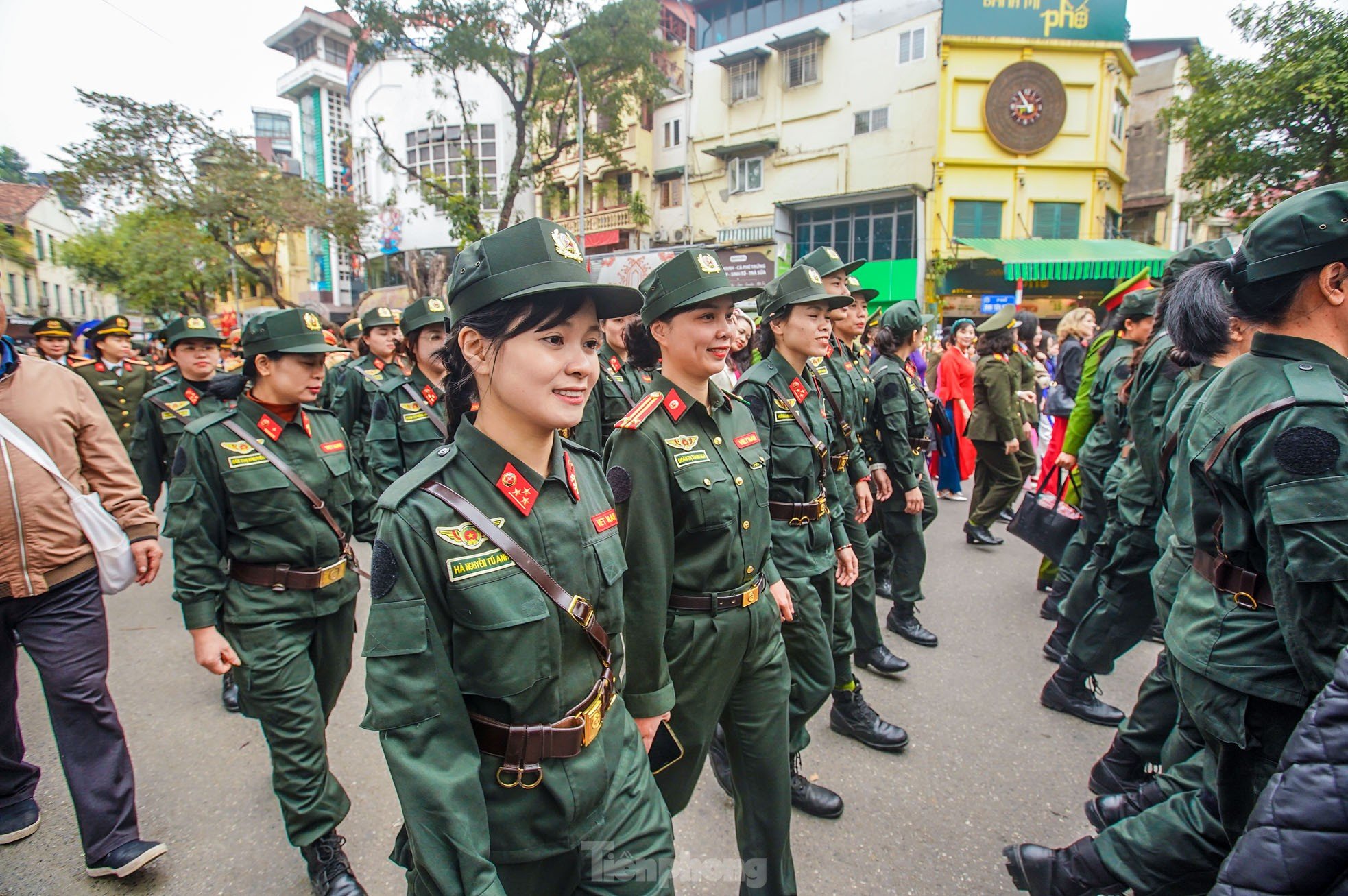 Admira las elegantes 'rosas de acero' en la foto 27 de Ao Dai