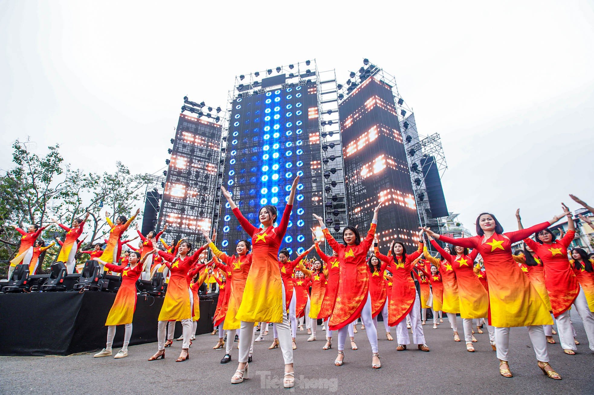 Admira las elegantes 'rosas de acero' en la foto 23 de Ao Dai