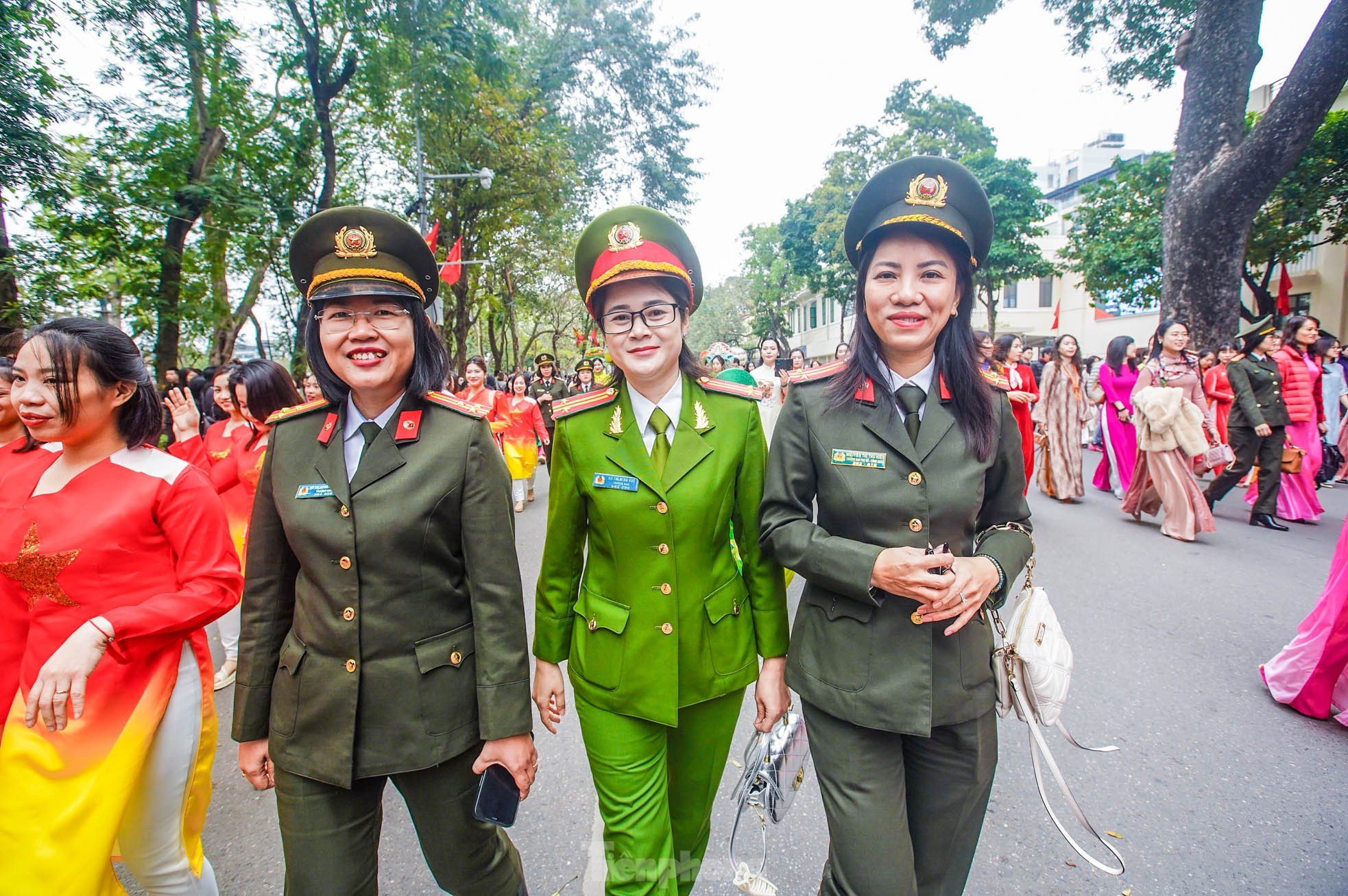 Admira las elegantes 'rosas de acero' en la foto 32 de Ao Dai